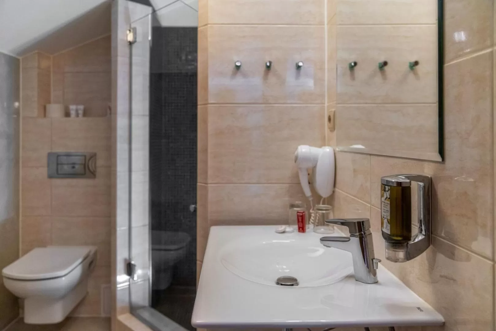 Shower in Hotel META Resort & Vine SPA