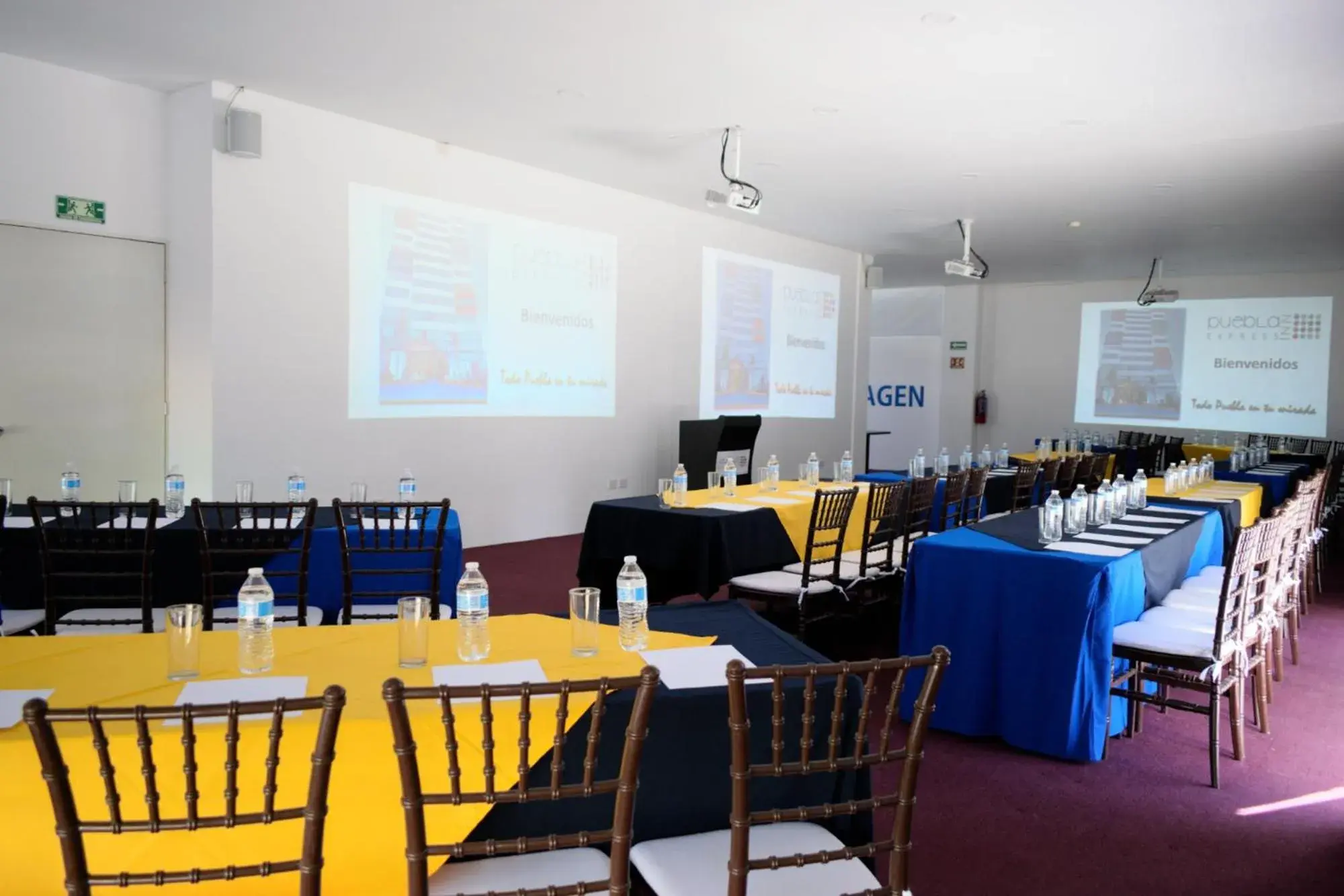 Meeting/conference room, Restaurant/Places to Eat in Puebla Inn Express