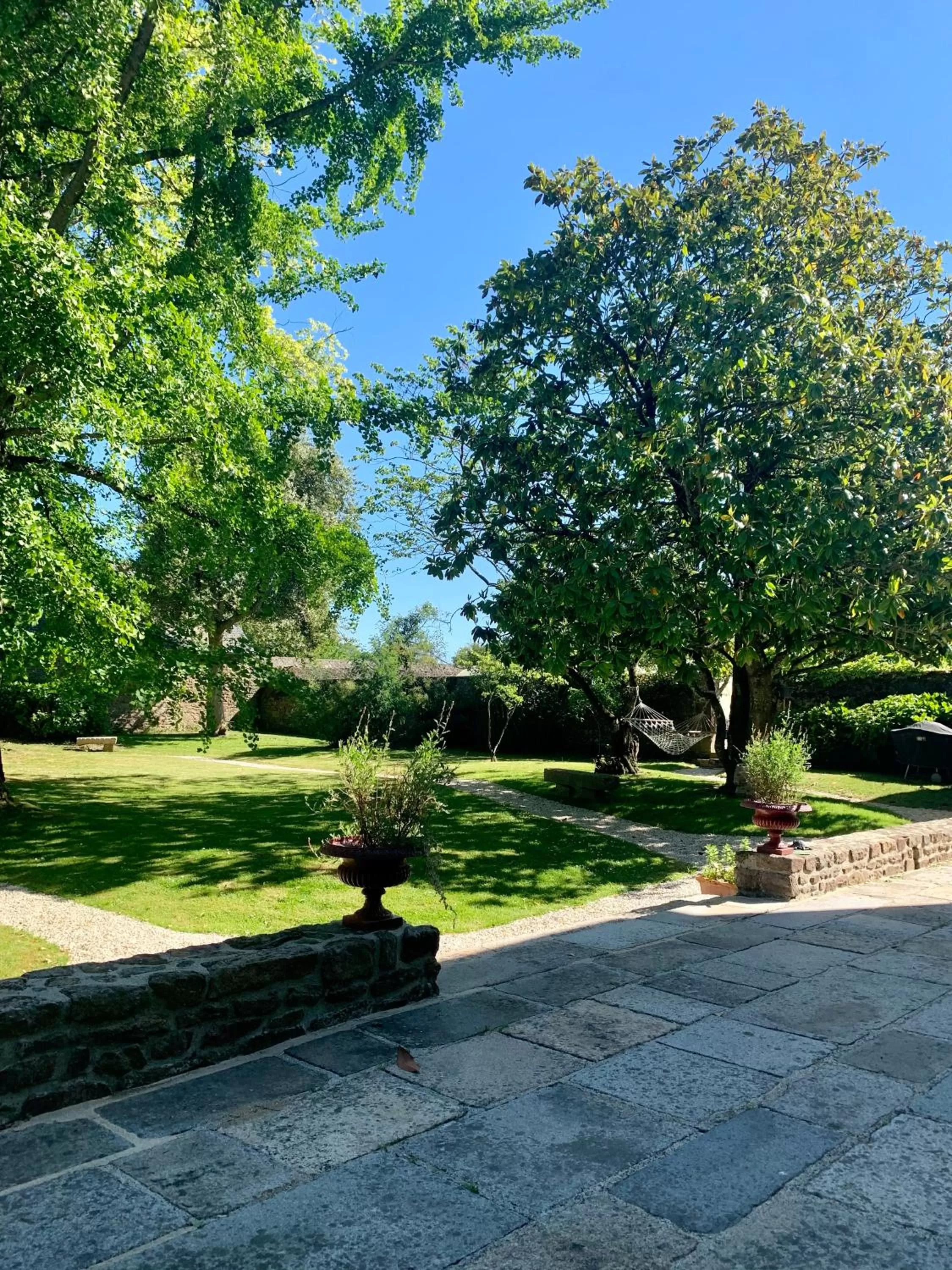 Garden in La Meffrais 1741 - Manoir Élégant - B&B - Parking - 3 min de Dinan