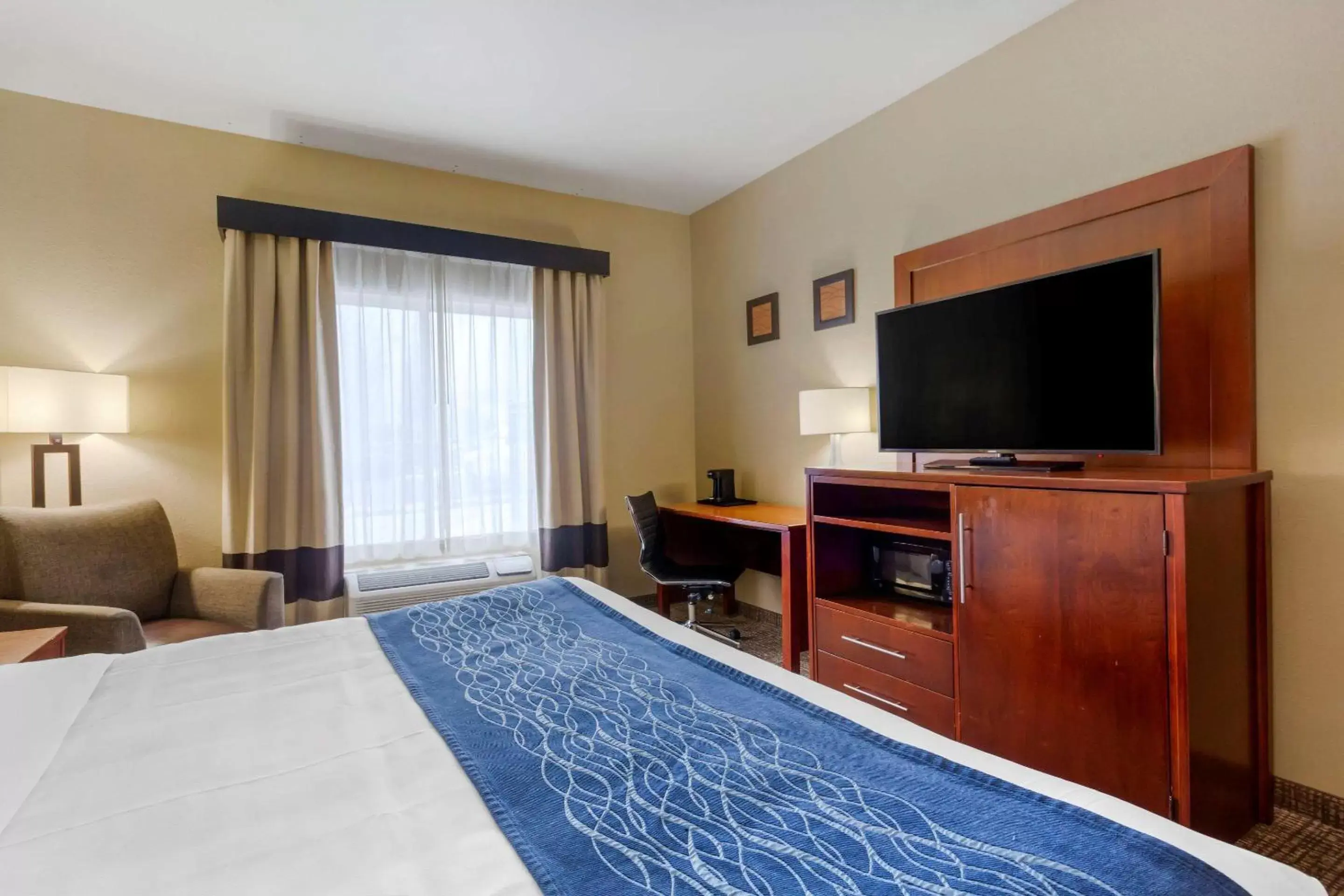 Bedroom, TV/Entertainment Center in Comfort Inn & Suites Salt Lake City/Woods Cross