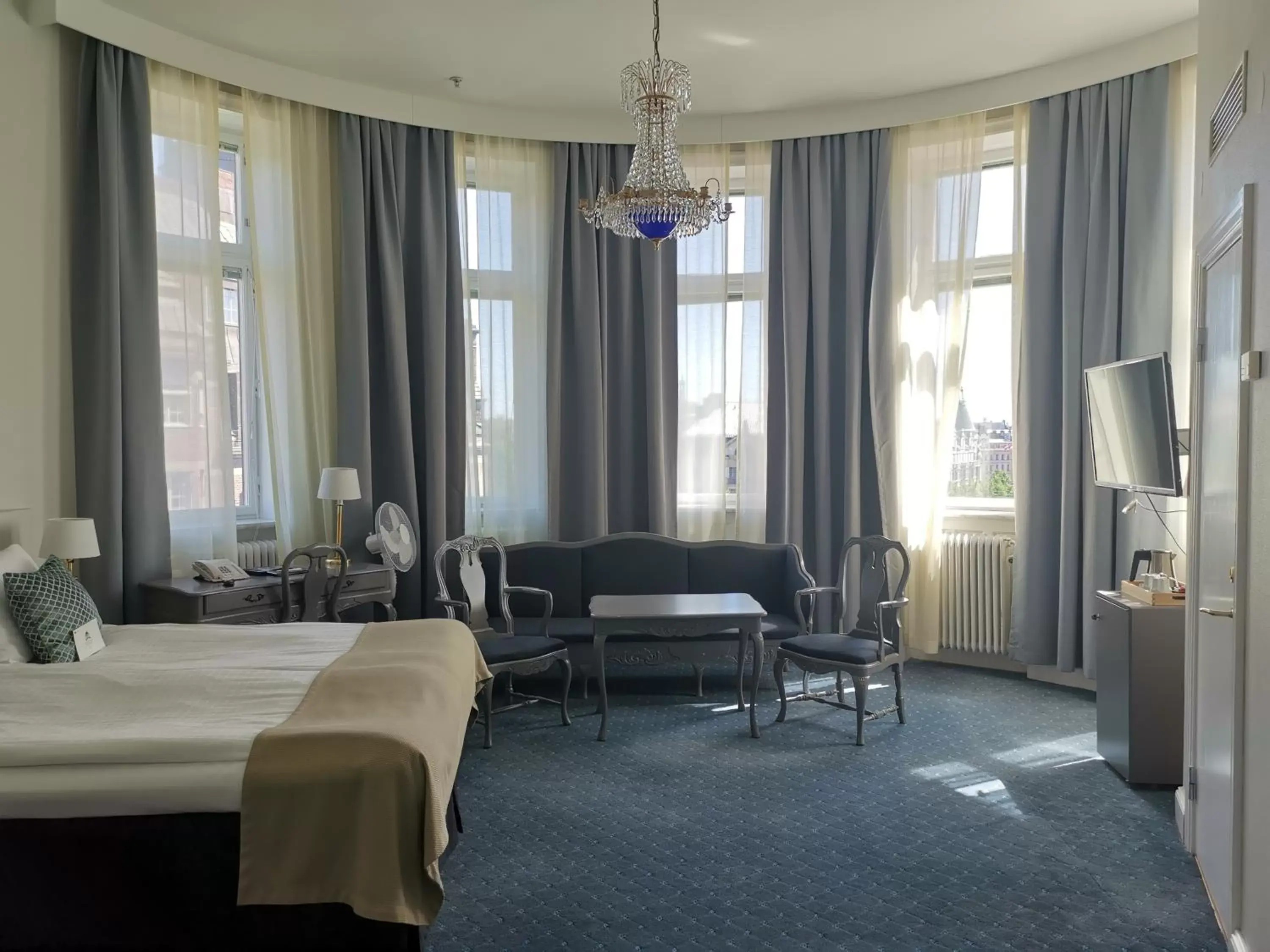 Bed, Seating Area in Crystal Plaza Hotel