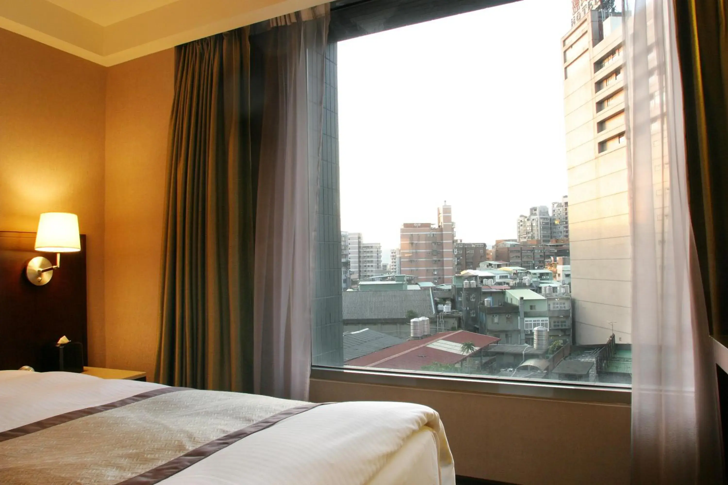 Quiet street view, Bed in Grand Forward Hotel