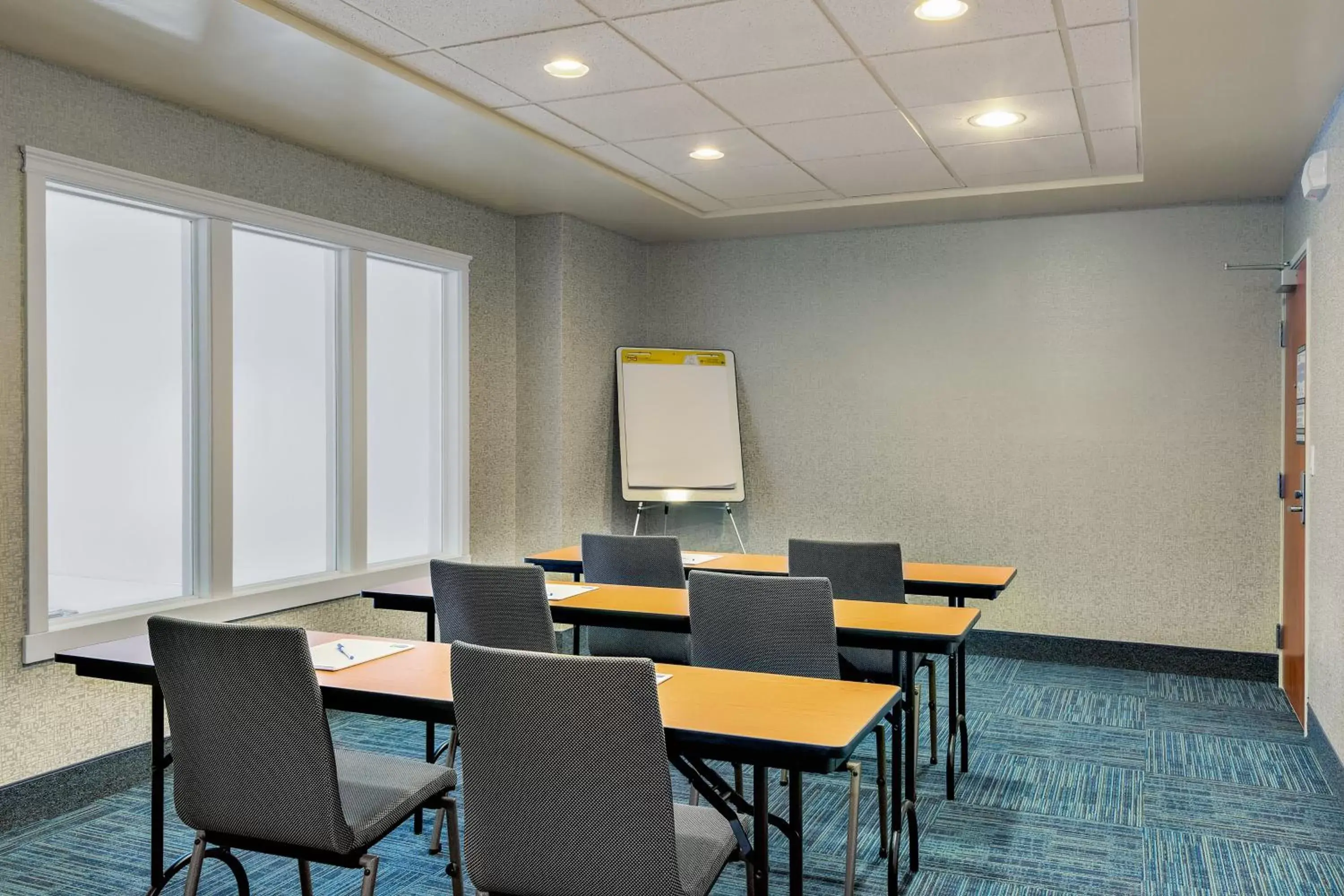 Meeting/conference room in Holiday Inn Express Hotel & Suites Oroville Southwest, an IHG Hotel