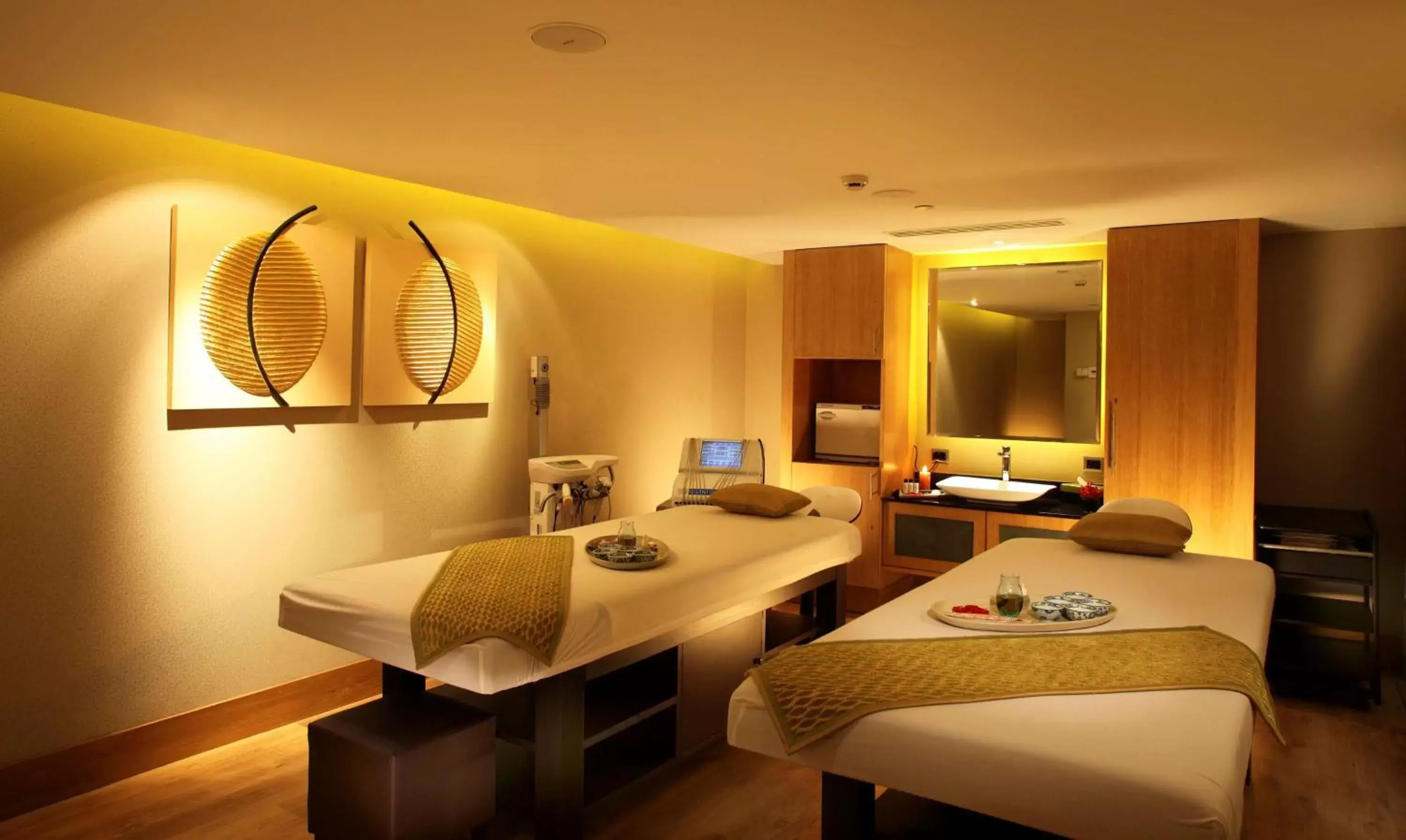 Spa and wellness centre/facilities, Bed in Radisson Blu Plaza Delhi Airport