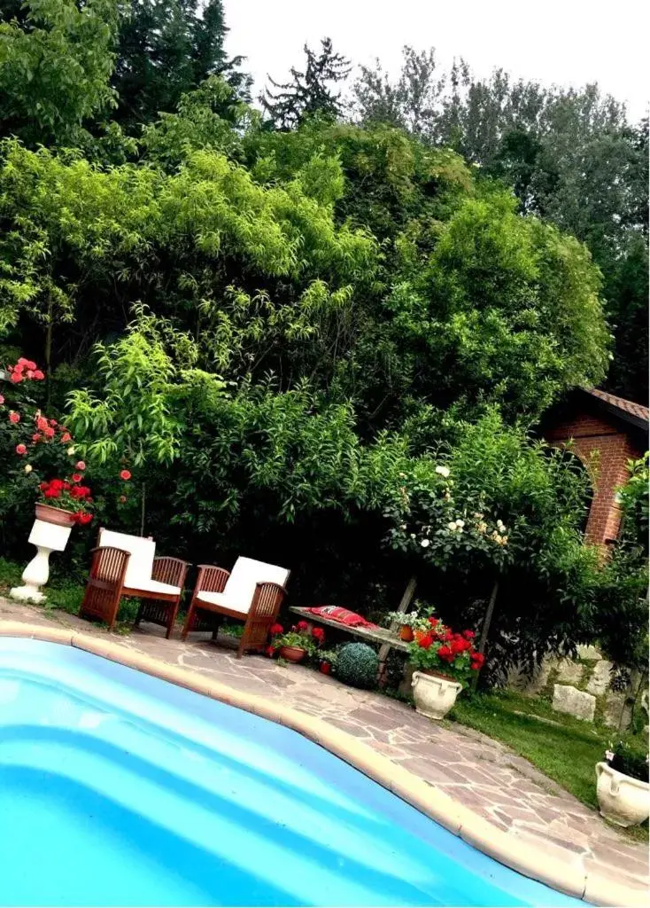 Swimming Pool in B&B La Villarella dei Tulipani