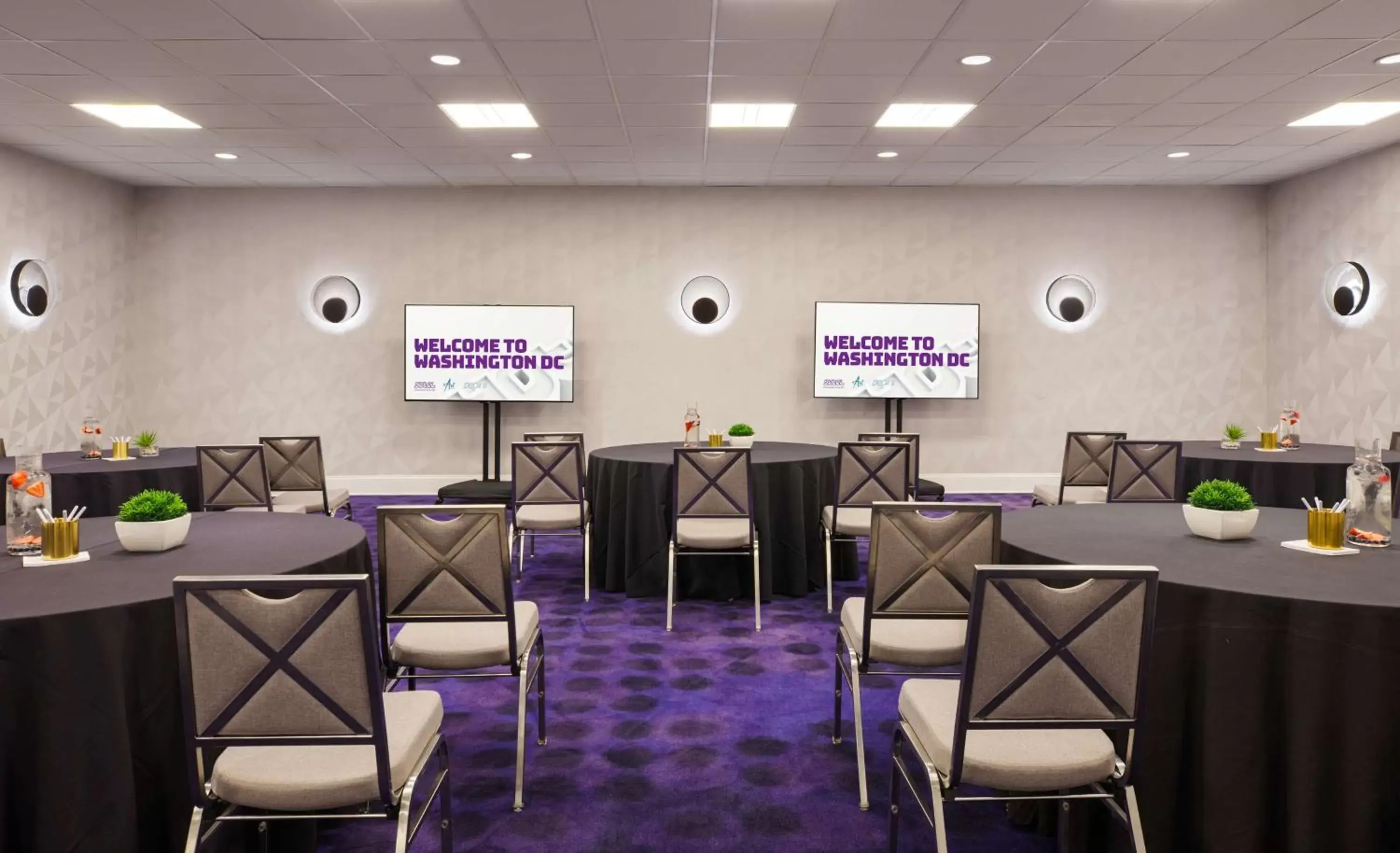 On site, Restaurant/Places to Eat in YOTEL Washington DC