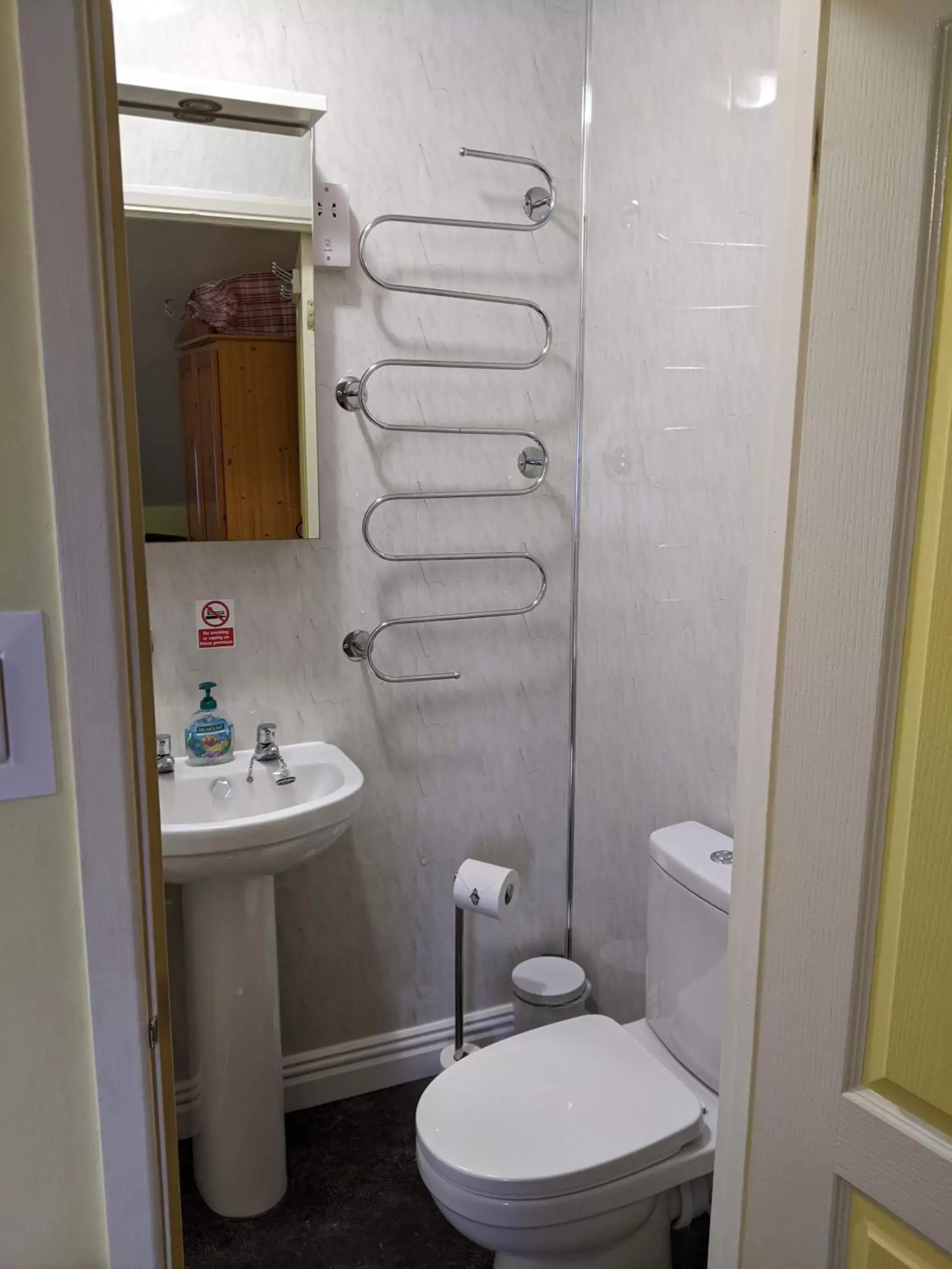 Bathroom in Kingswinford Guest House