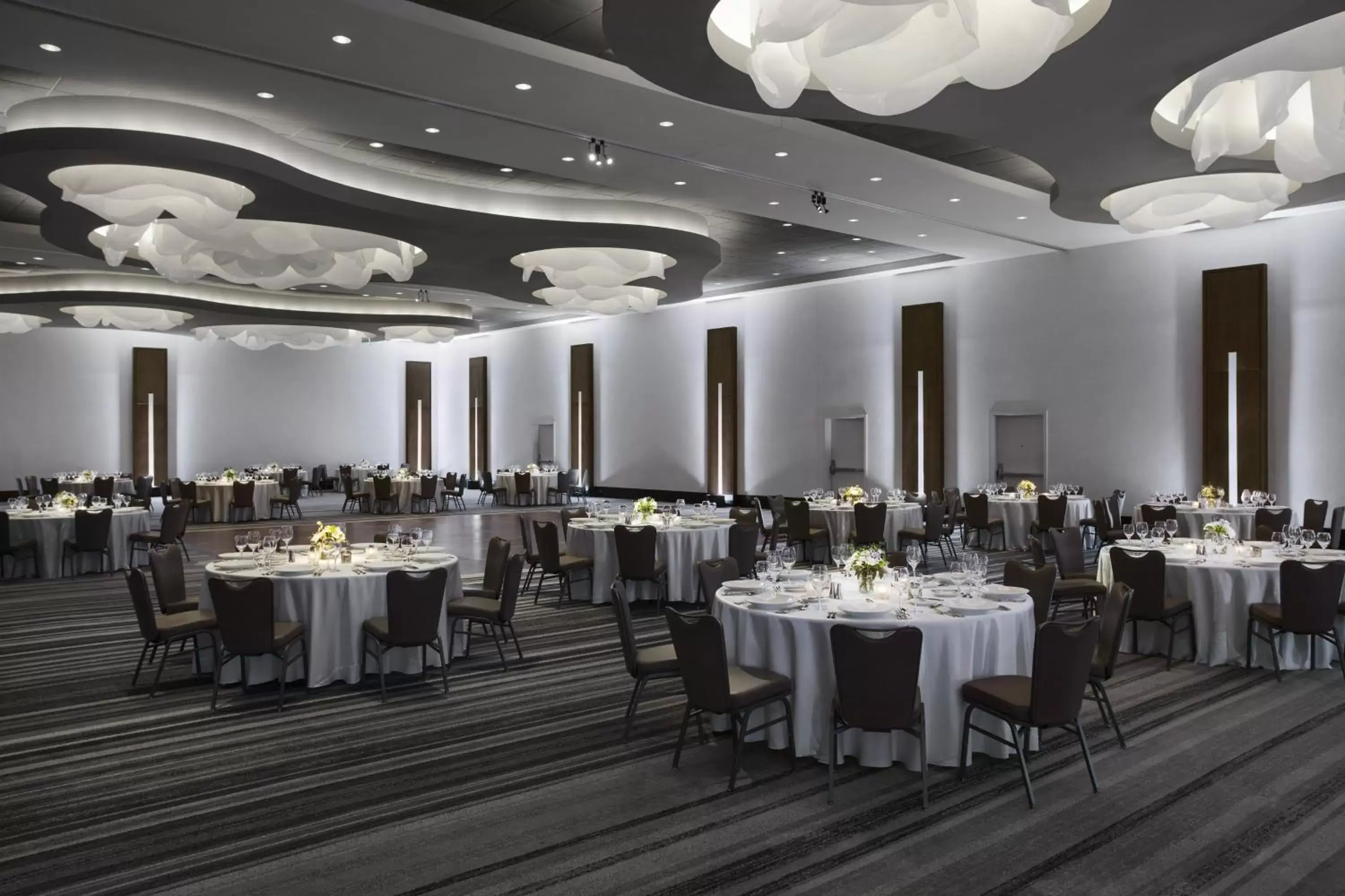 Banquet/Function facilities, Restaurant/Places to Eat in Loews Chicago O'Hare Hotel