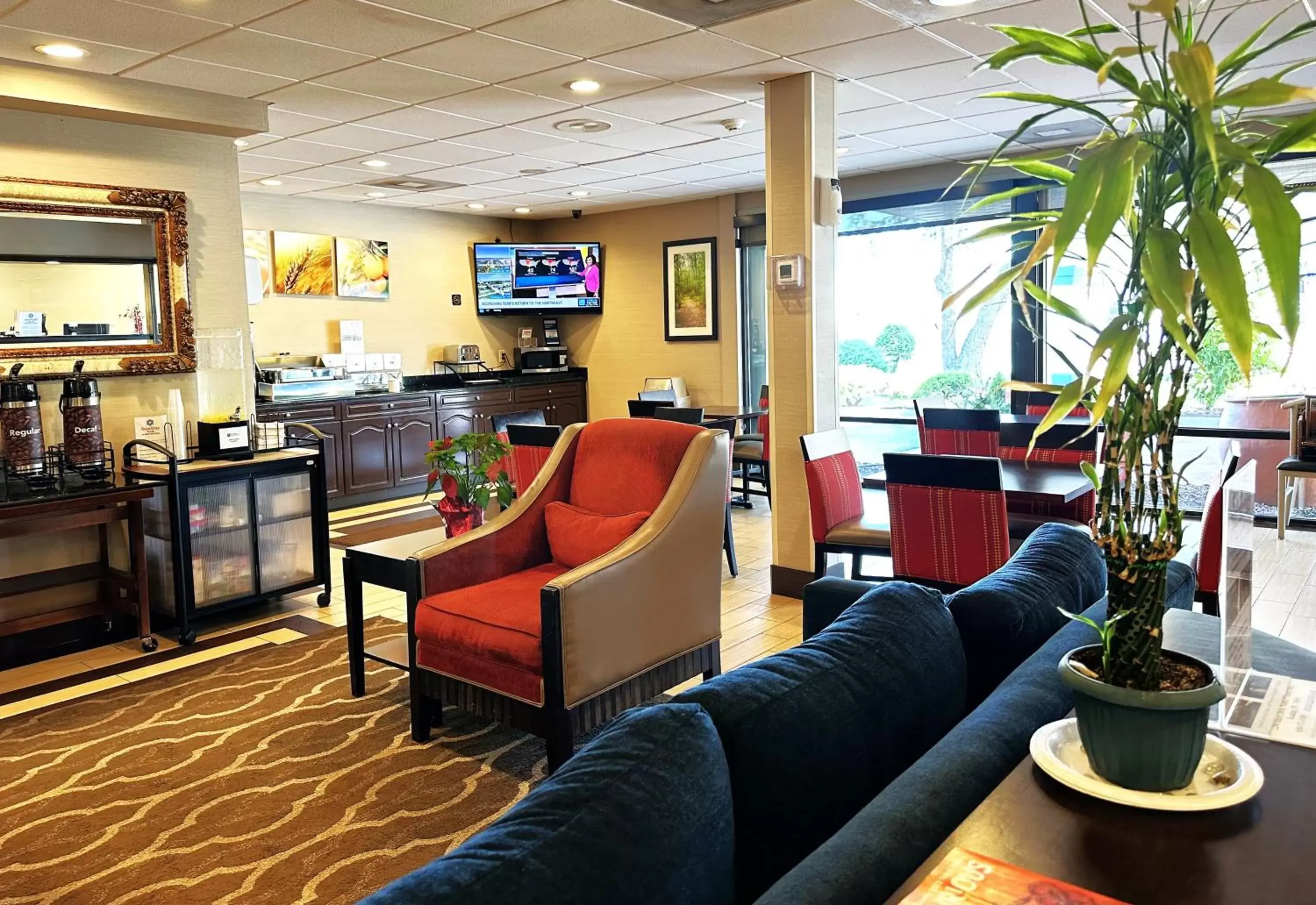 Lobby or reception, Lounge/Bar in SureStay Plus by Best Western Reading North