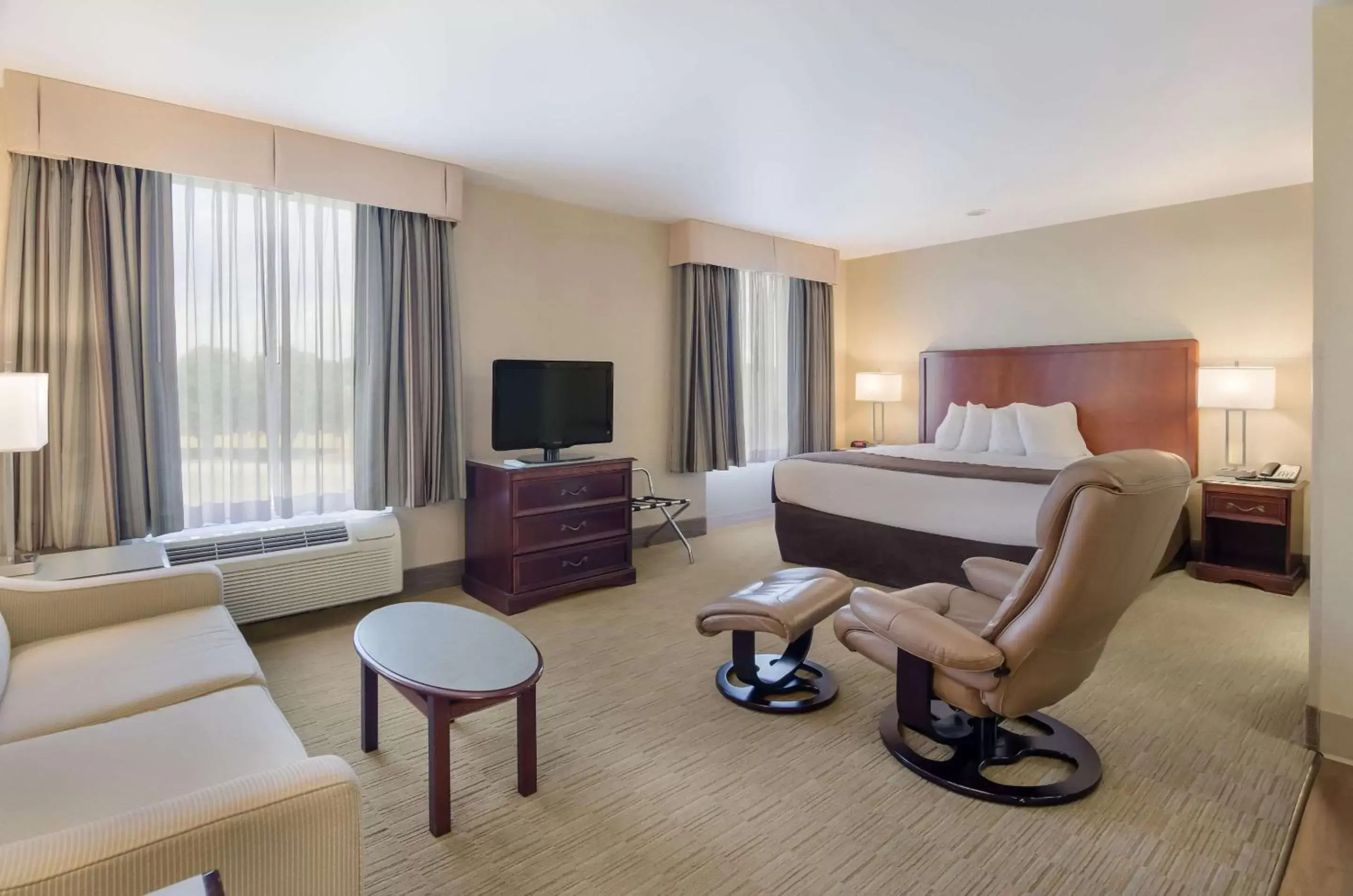 Bedroom in MainStay Suites Airport