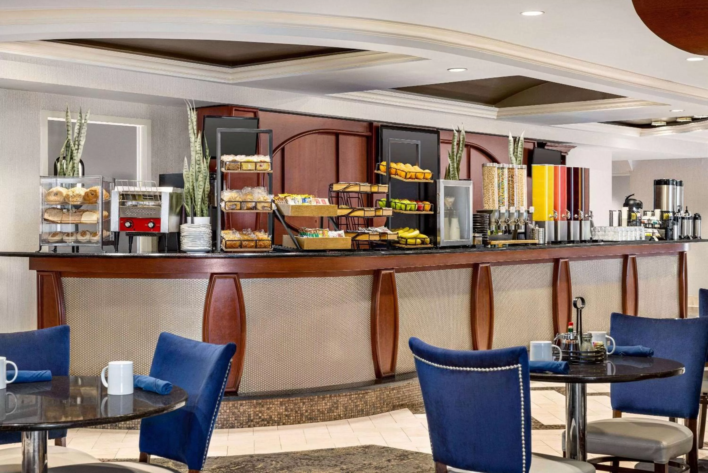 Restaurant/places to eat in Viana Hotel and Spa, Trademark Collection by Wyndham