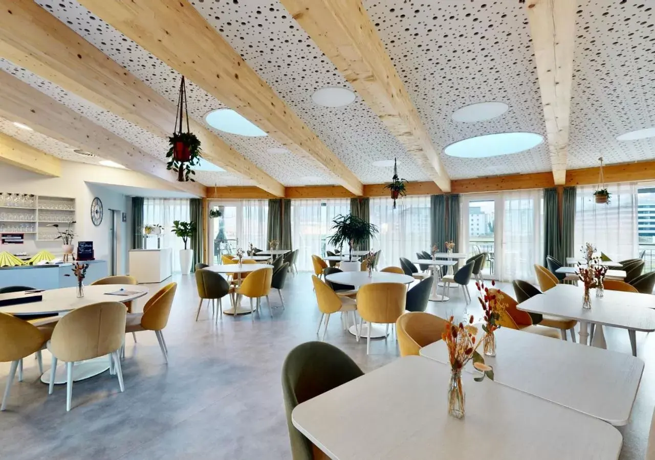 Restaurant/Places to Eat in Alp Art Hotel