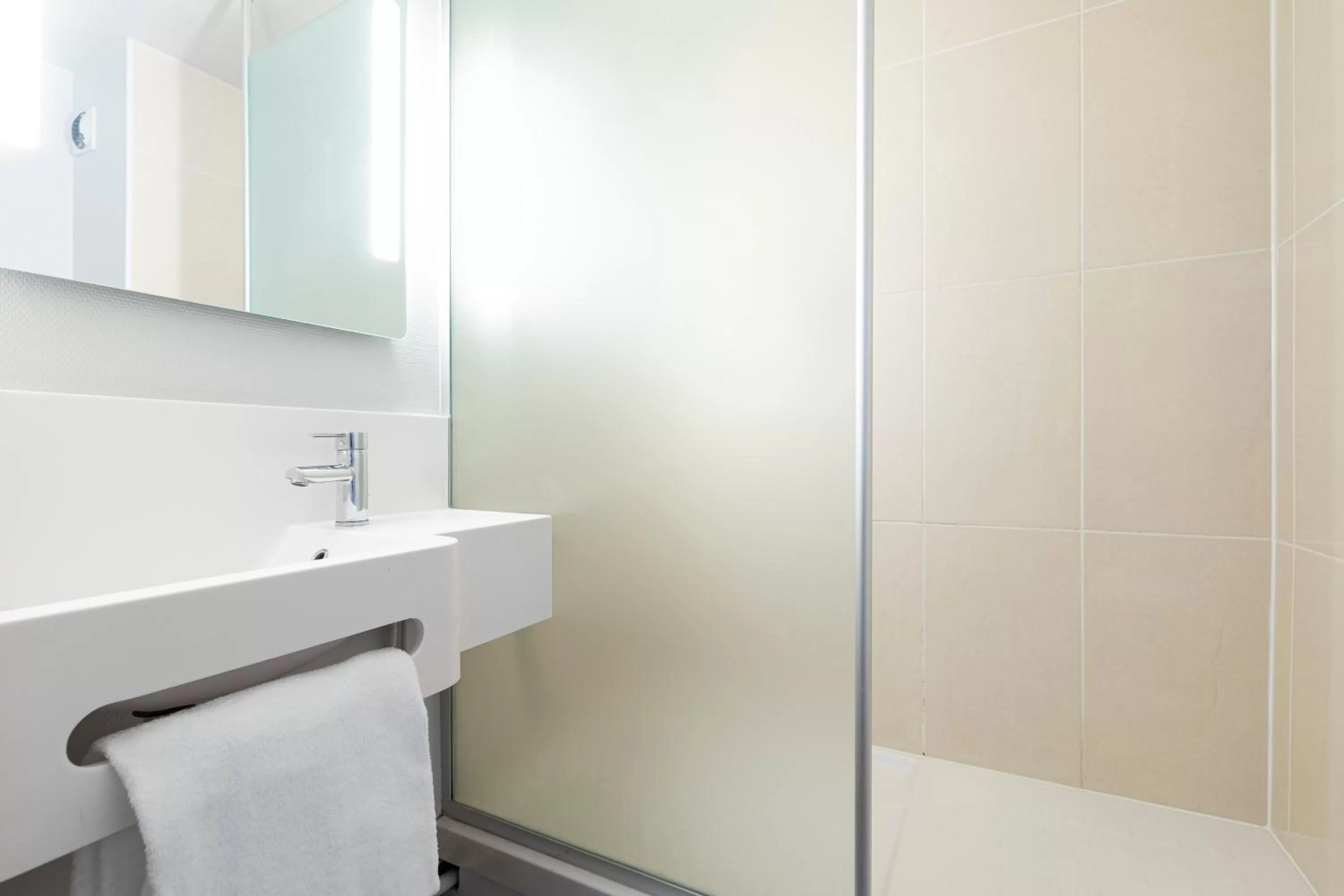 Bathroom in B&B HOTEL Lyon Centre Monplaisir