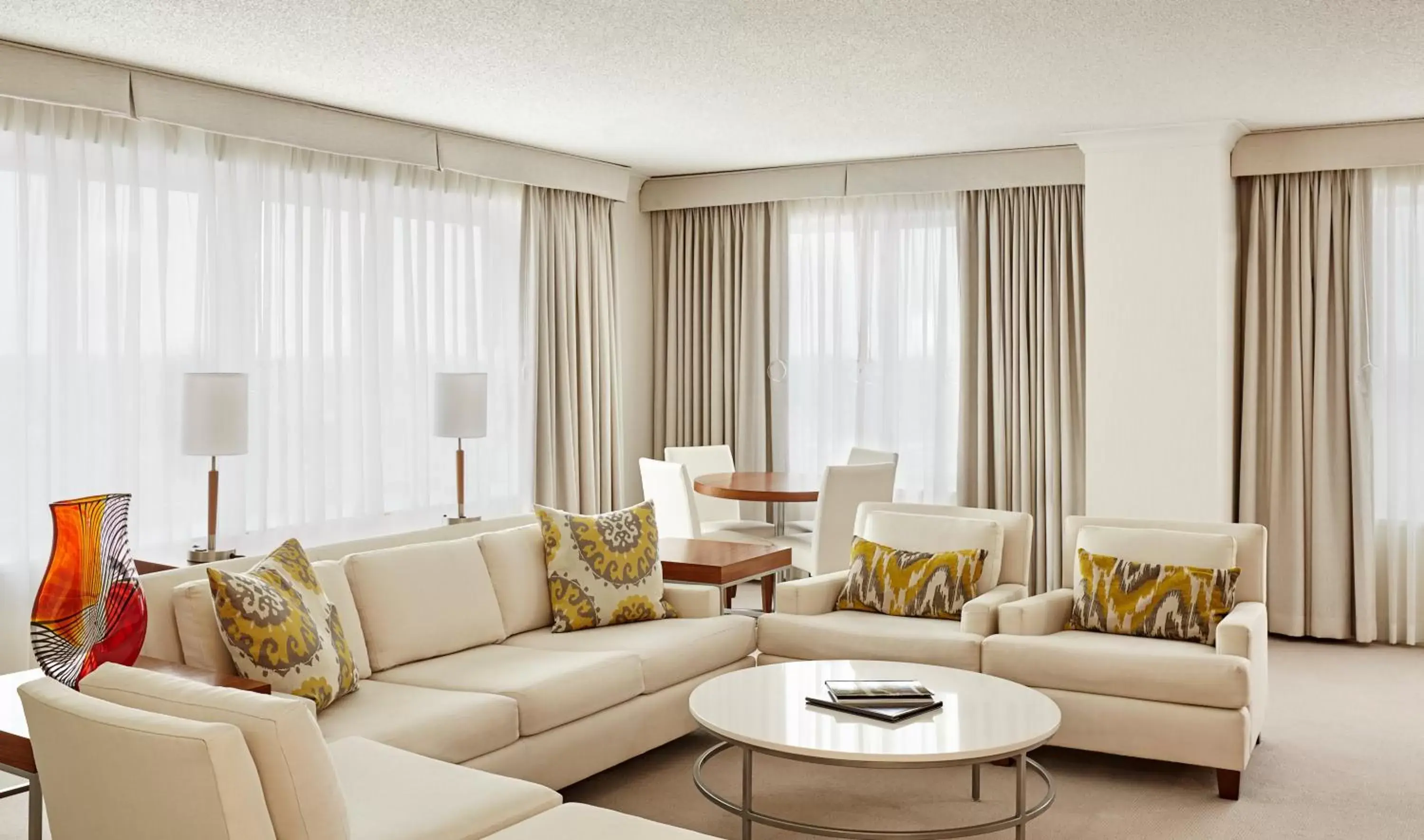 Bedroom, Seating Area in InterContinental Suites Hotel Cleveland, an IHG Hotel