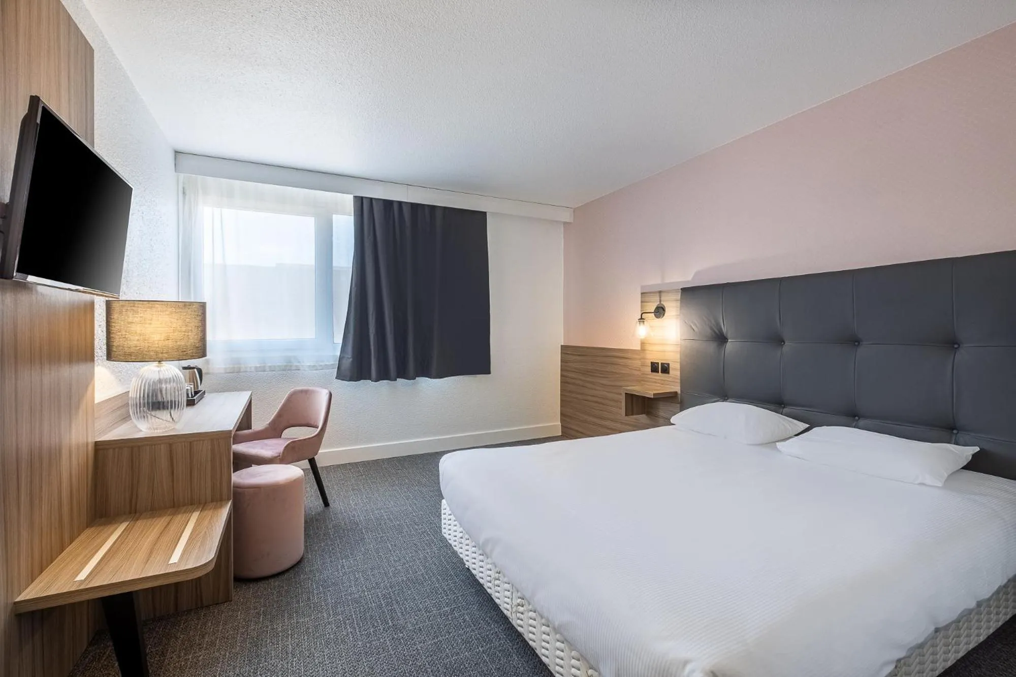 Photo of the whole room, Bed in Hôtel Akena Poitiers Nord Futuroscope