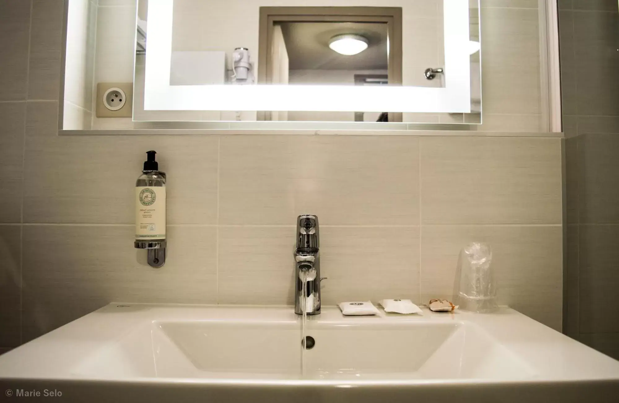 Bathroom in Best Western Auray le Loch Bathroom in Best Western Auray le Loch