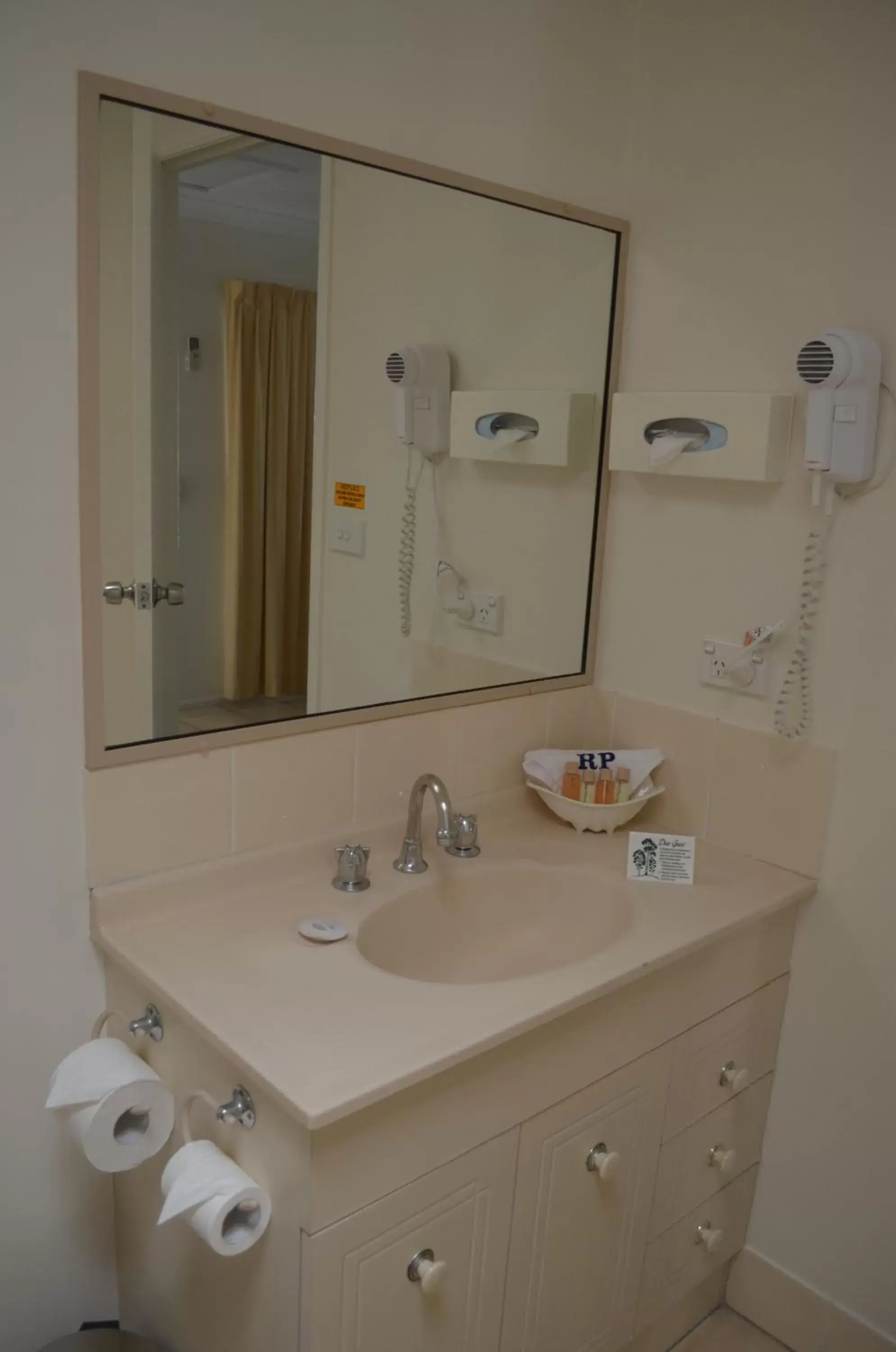 Bathroom in Rockhampton Palms Motor Inn