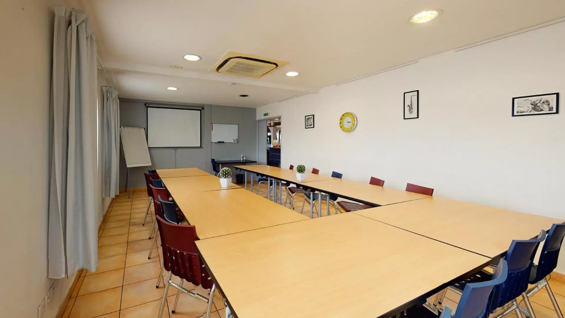 Meeting/conference room in L'Auberge Everhotel de Tarbes-Ibos