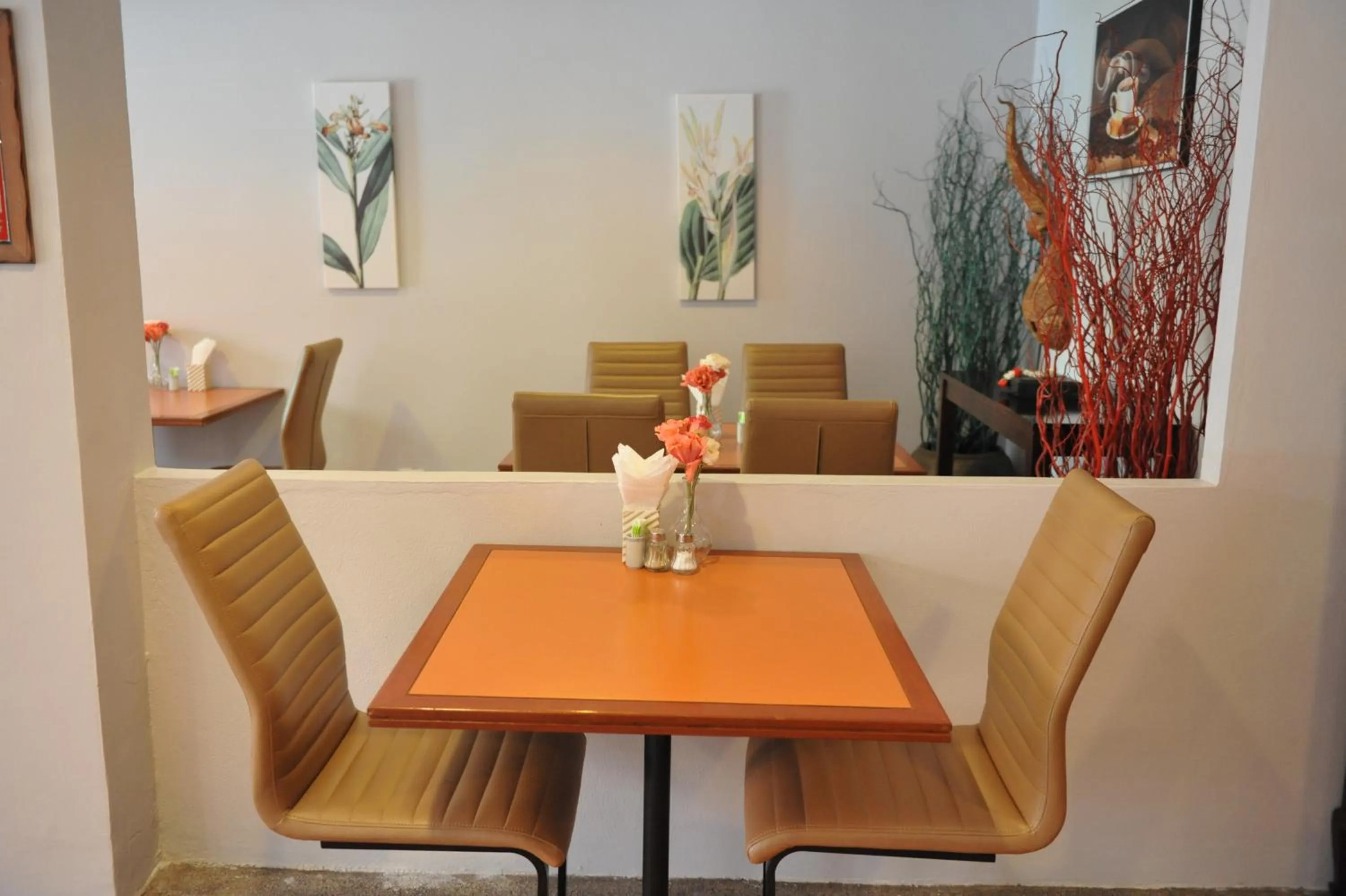 Restaurant/places to eat in Drop Inn Bangkok