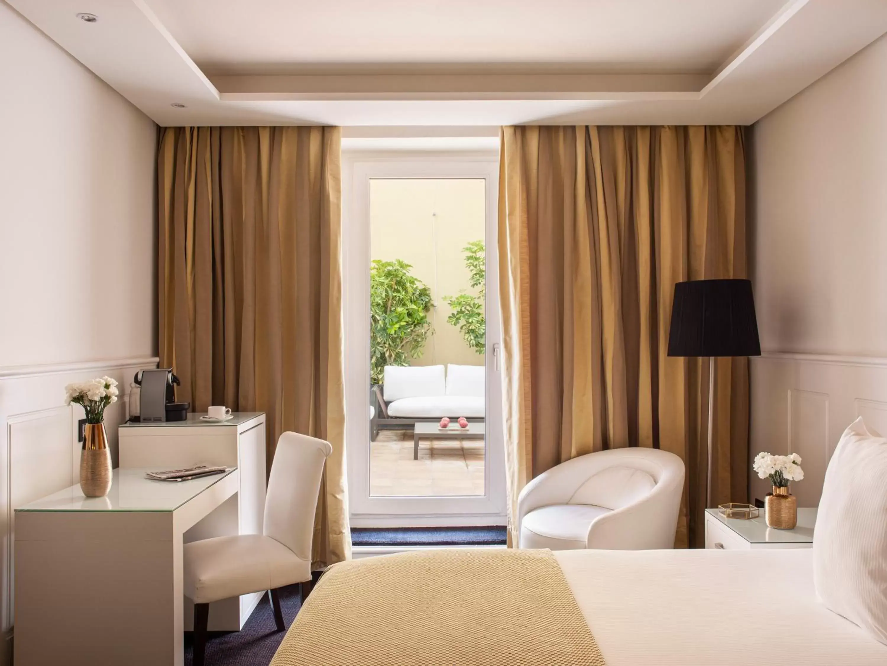 Photo of the whole room, Seating Area in Hotel Colón Gran Meliá - The Leading Hotels of the World