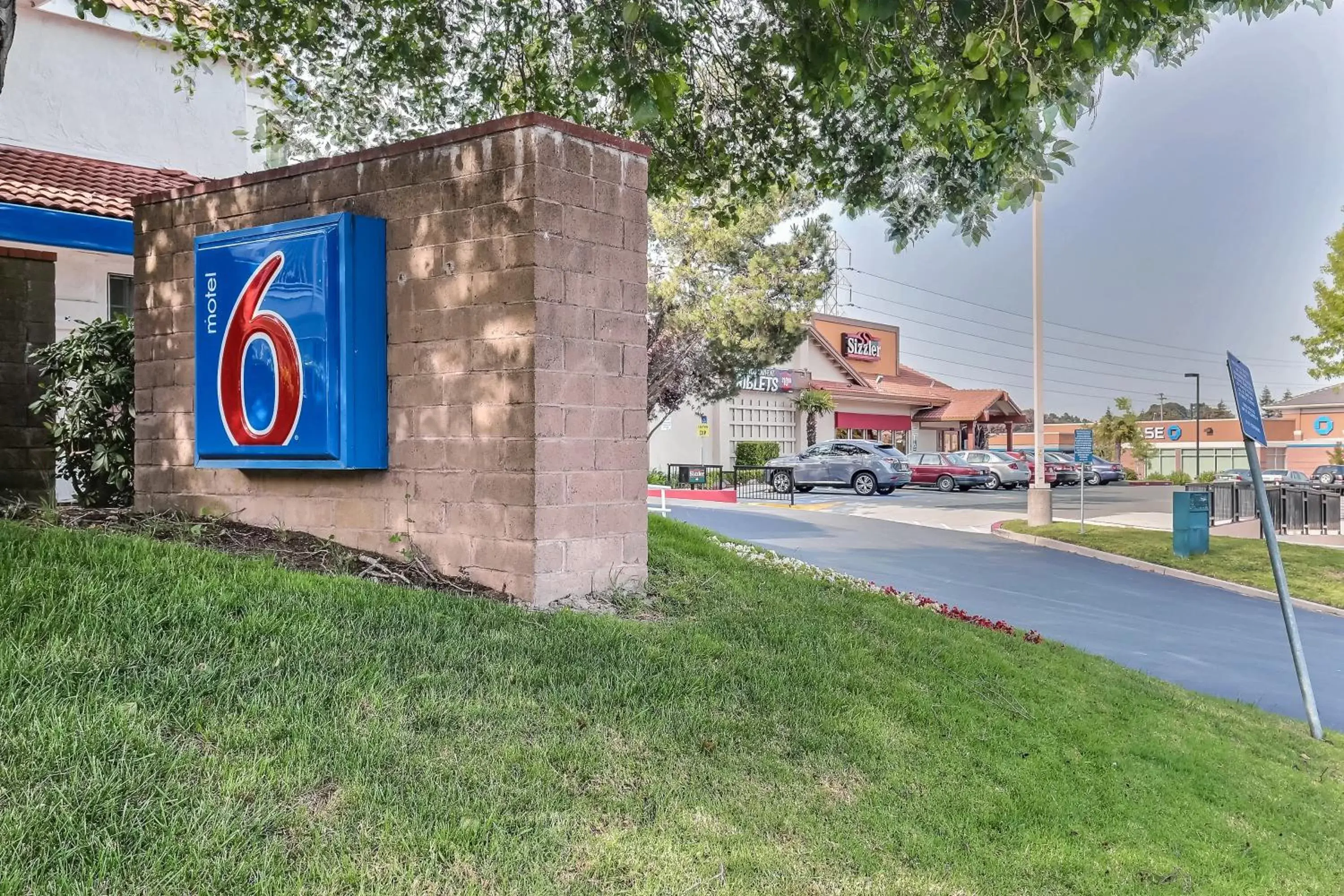 Day, Property Building in Motel 6-Pinole, CA