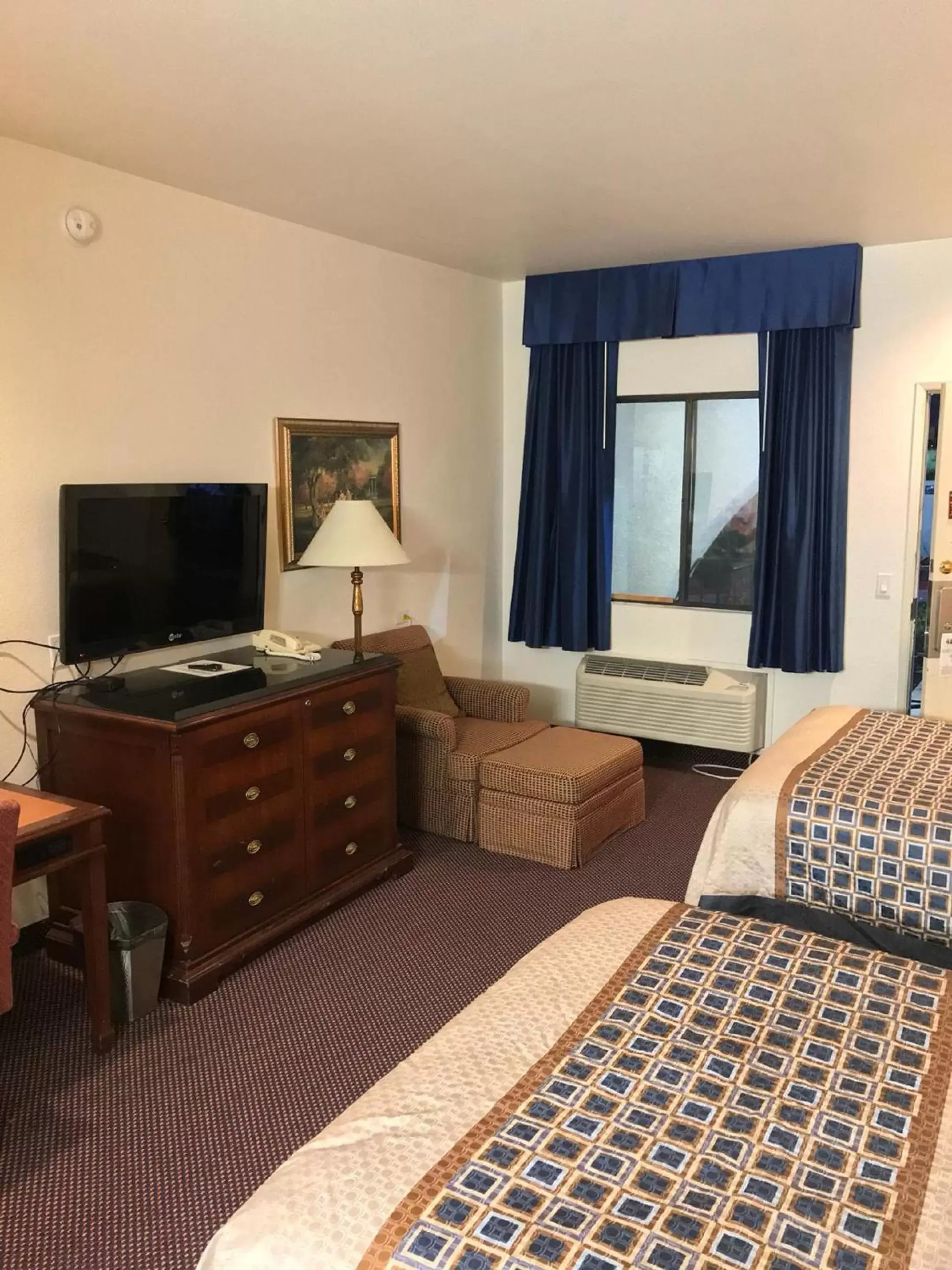 TV/Entertainment Center in Americas Best Value Inn and Suites -Yucca Valley
