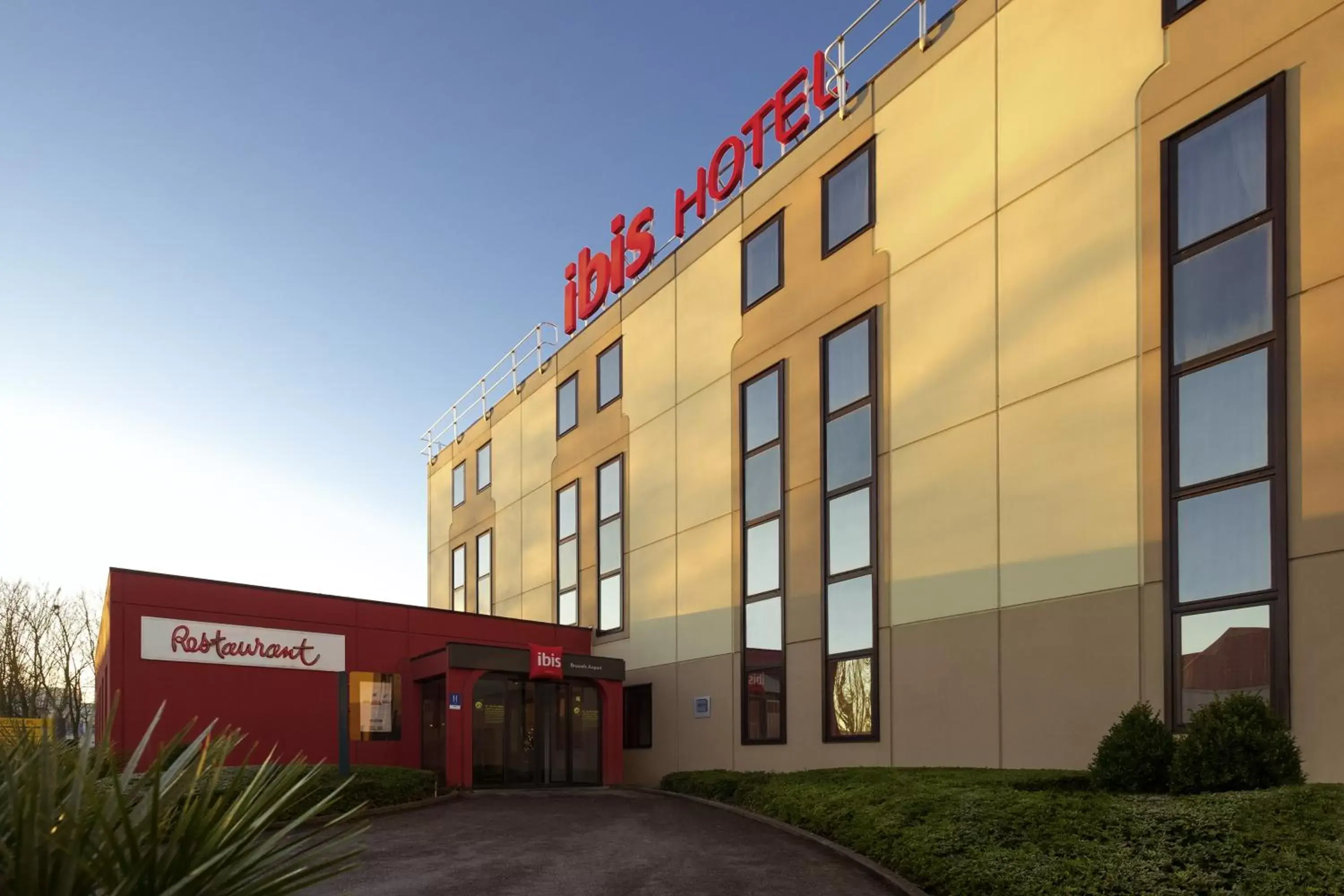 Facade/entrance, Property Logo/Sign in ibis Hotel Brussels Airport