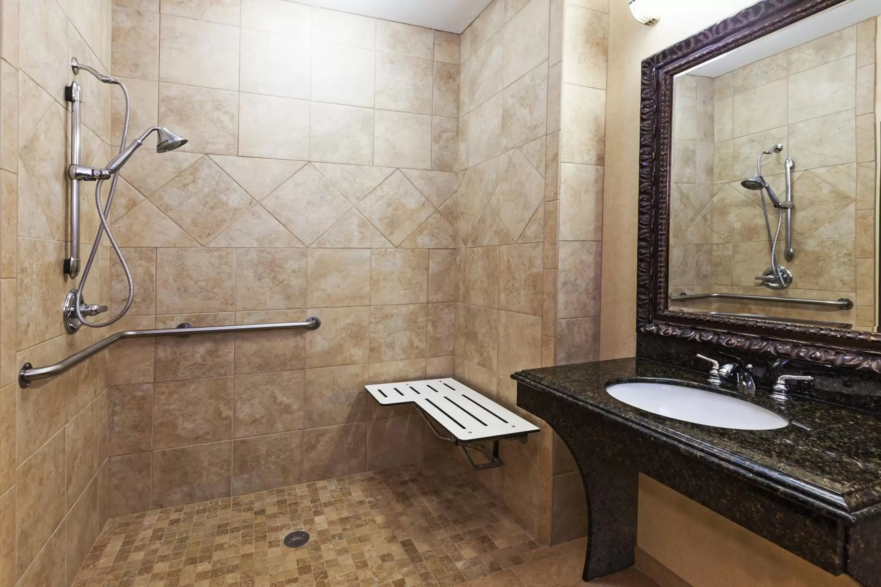 Photo of the whole room, Bathroom in Holiday Inn Express Hotel & Suites Henderson - Traffic Star, an IHG Hotel
