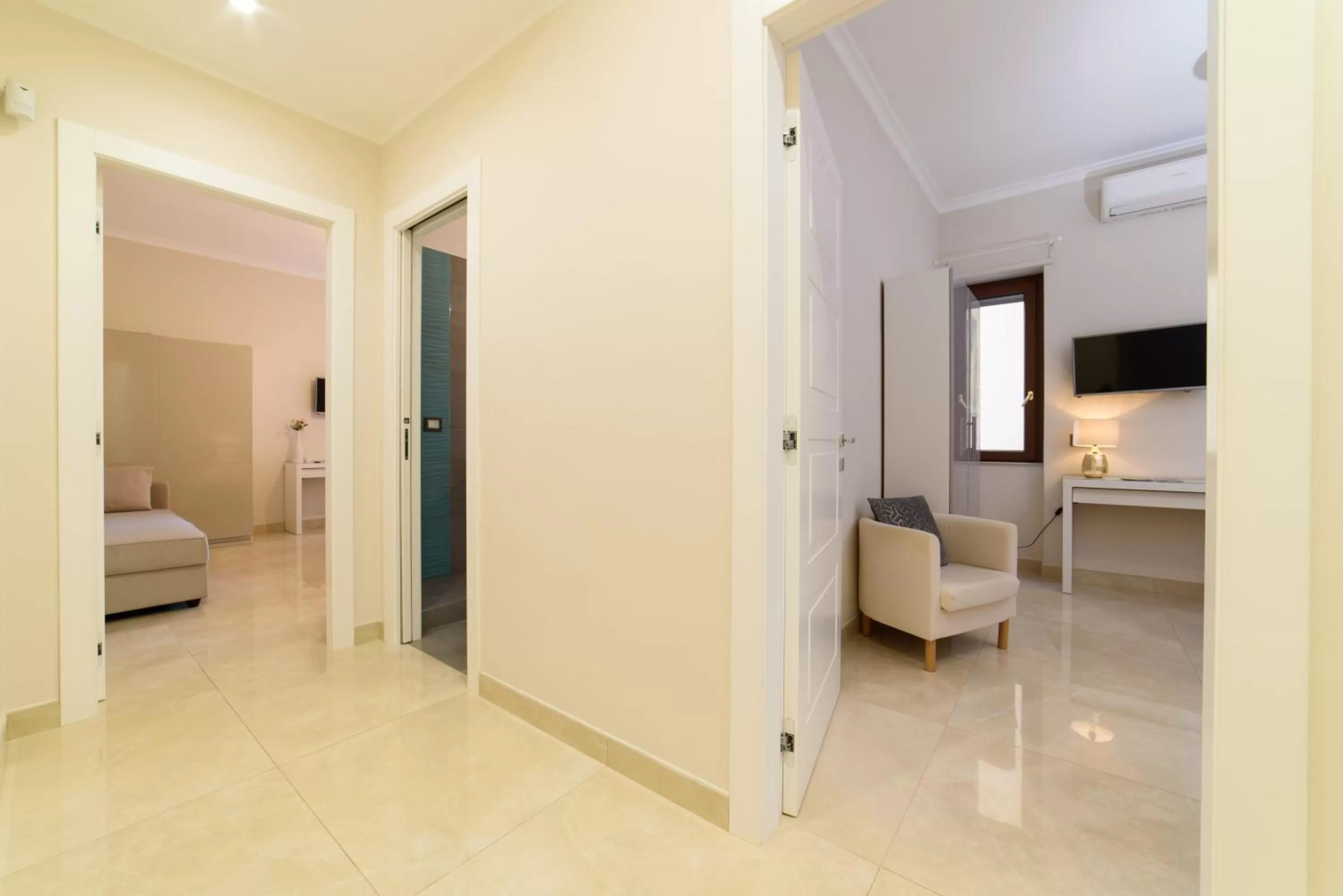 Photo of the whole room, Bed in HomeAway Salerno