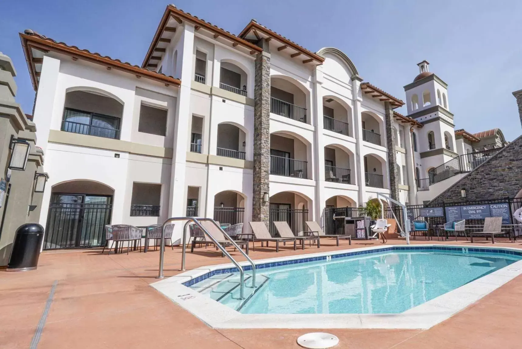 Pool view, Property Building in La Quinta Inn & Suites by Wyndham Santa Cruz
