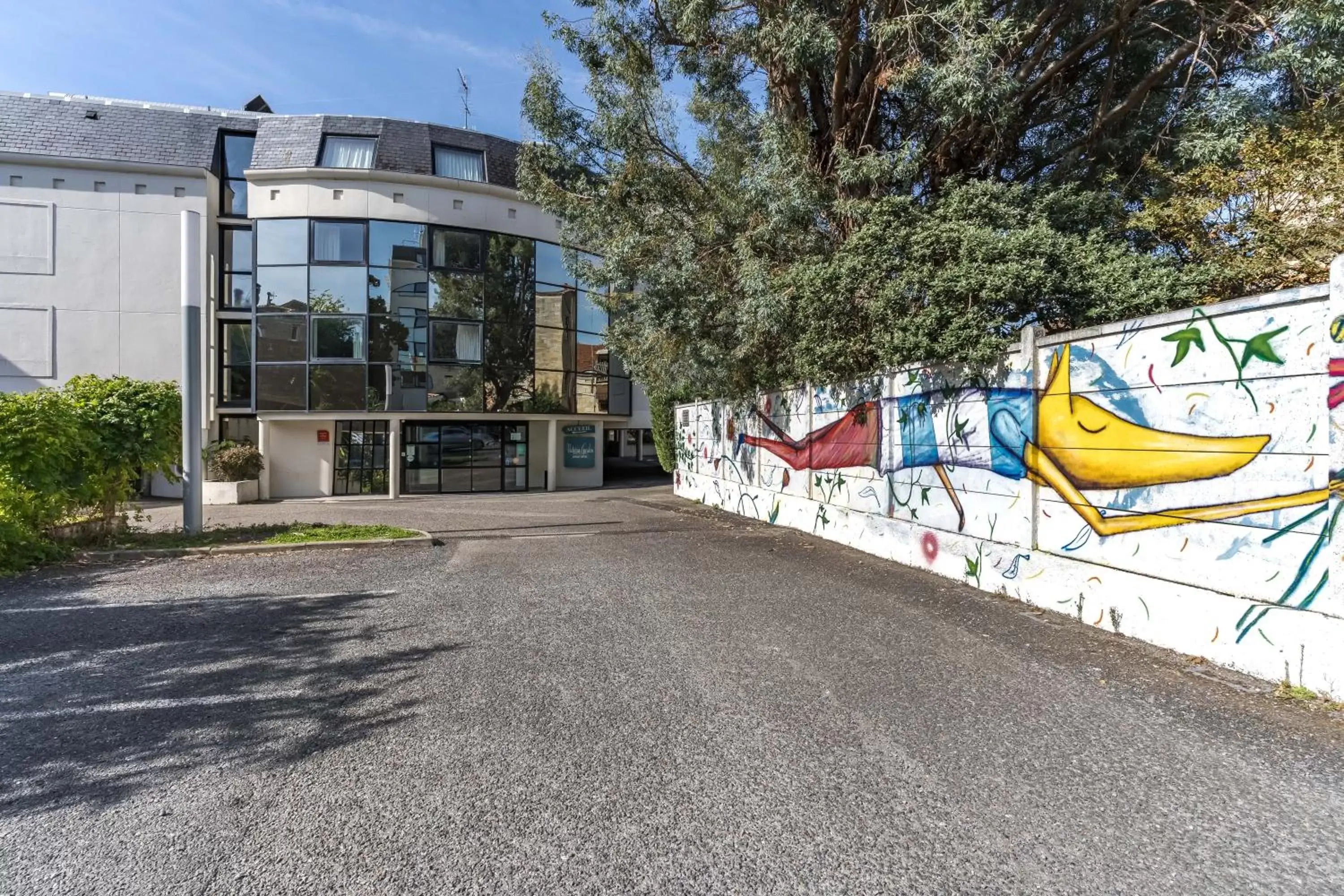 Property building in Victoria Garden Bordeaux Centre Property building in Victoria Garden Bordeaux Centre