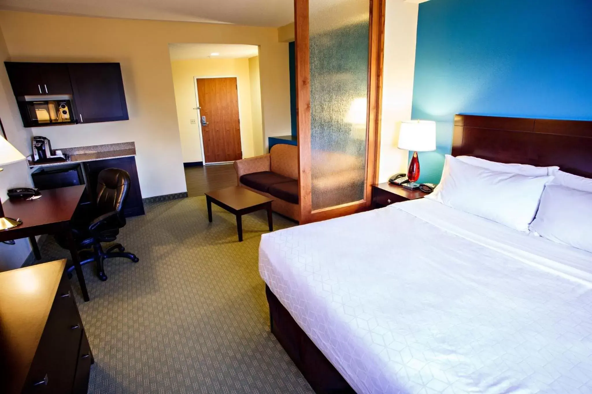 Photo of the whole room, Bed in Holiday Inn Express Harrisburg West, an IHG Hotel