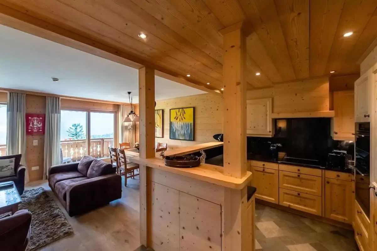 Communal lounge/ TV room, Kitchen/Kitchenette in Chalet RoyAlp Hôtel & Spa