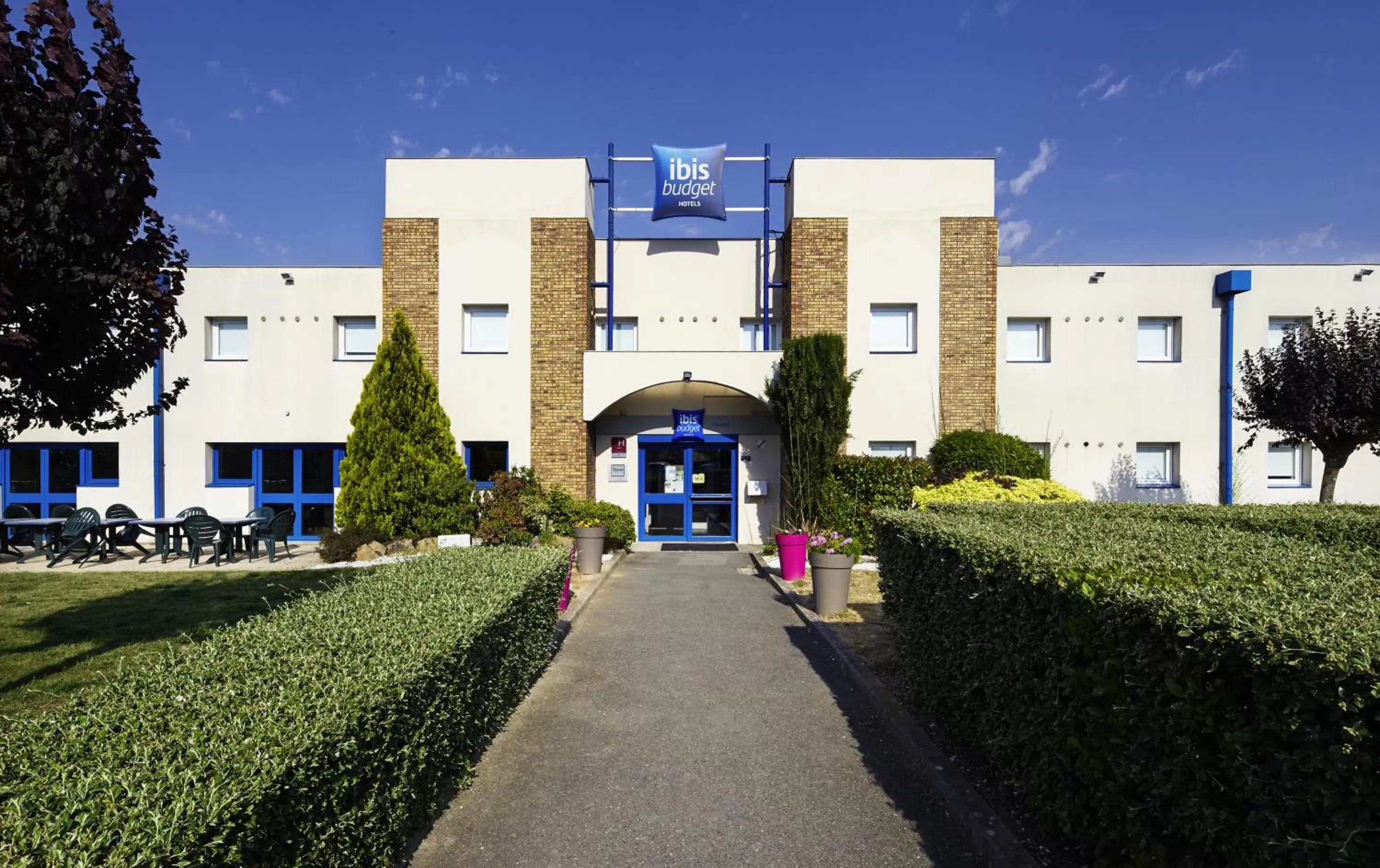 Facade/entrance in ibis budget Chartres Facade/entrance in ibis budget Chartres