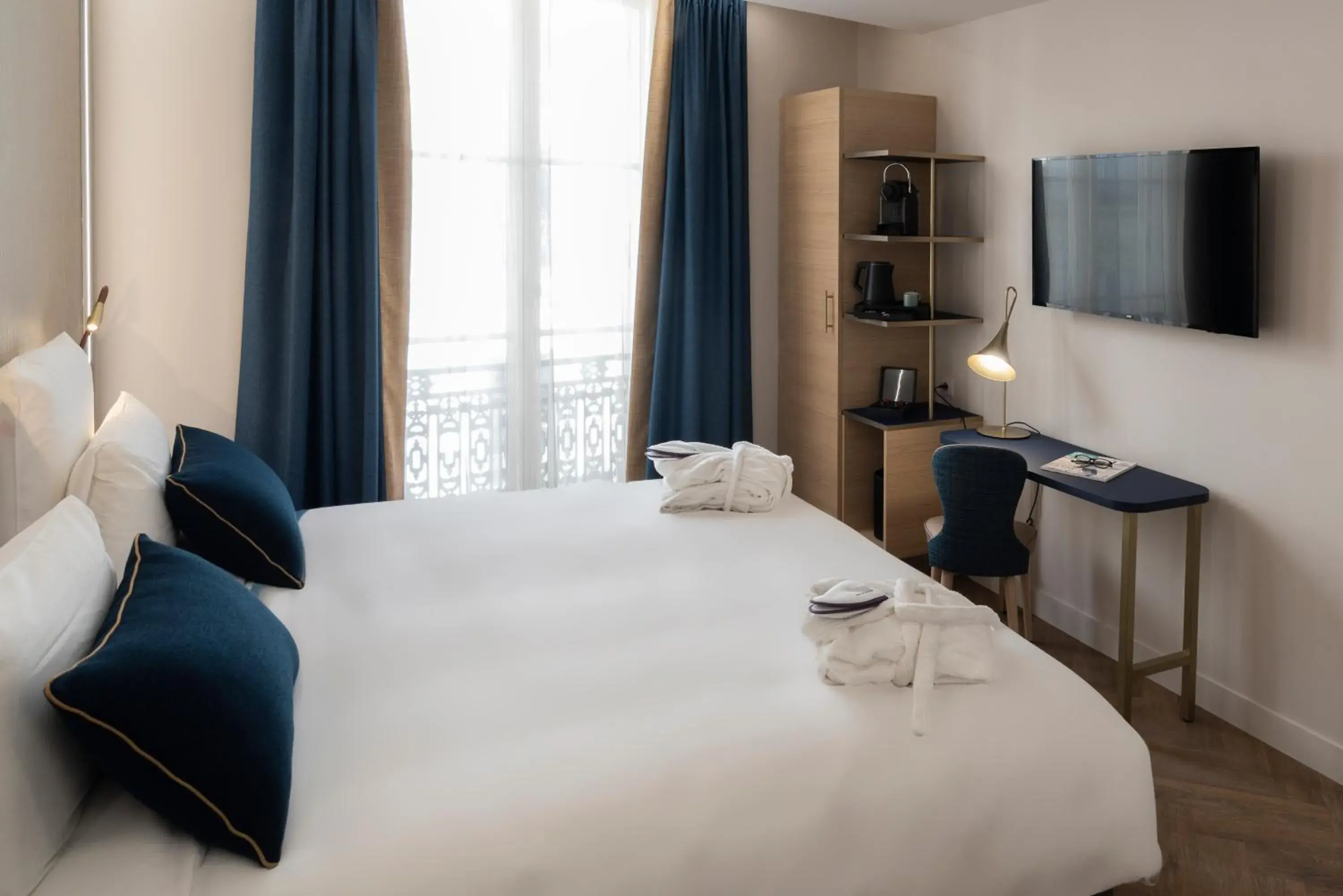 VIP, Bed in Mercure Paris Opera Lafayette Hotel