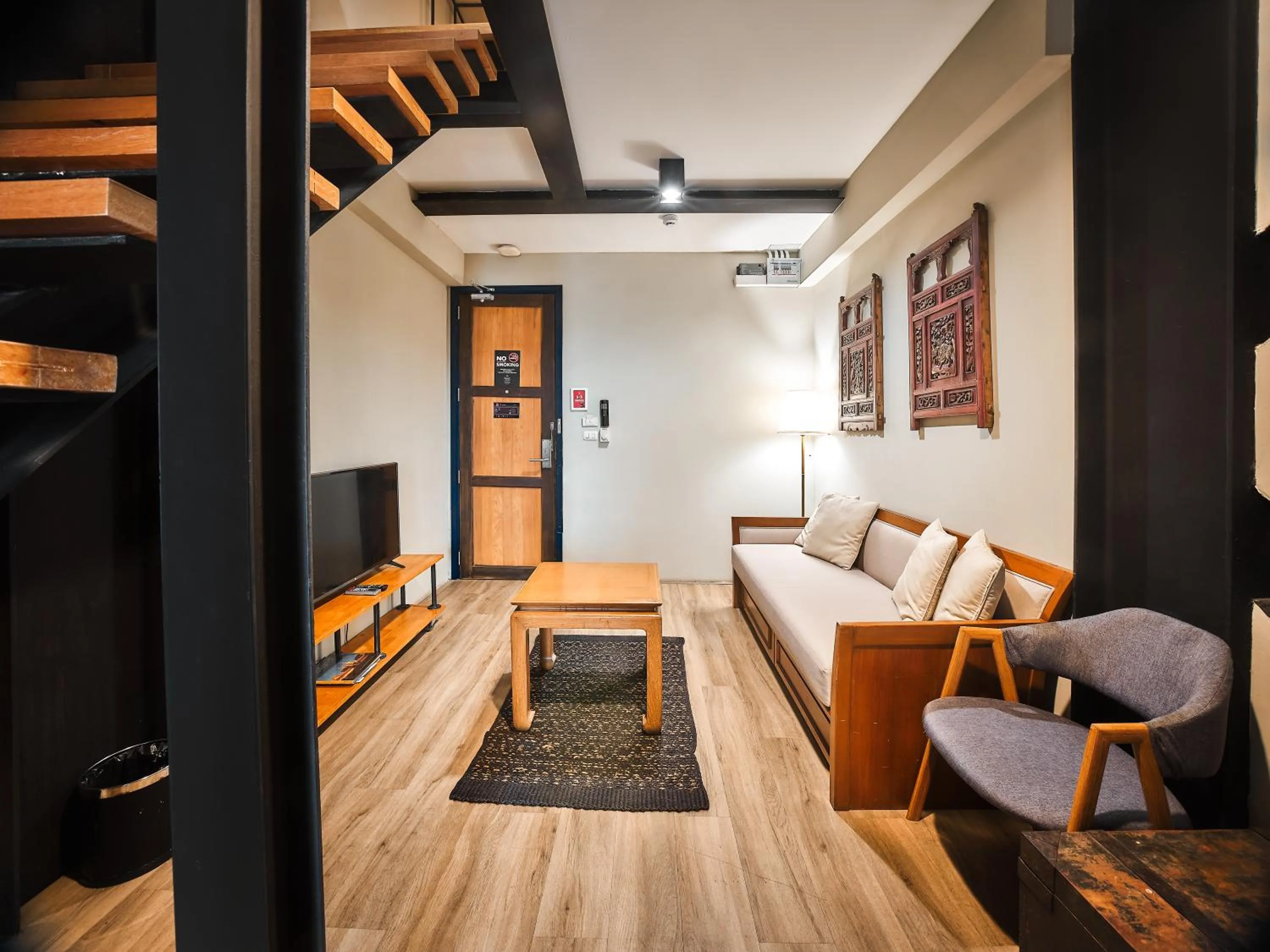 Living room in Prince Theatre Heritage Stay Hostel - Silom