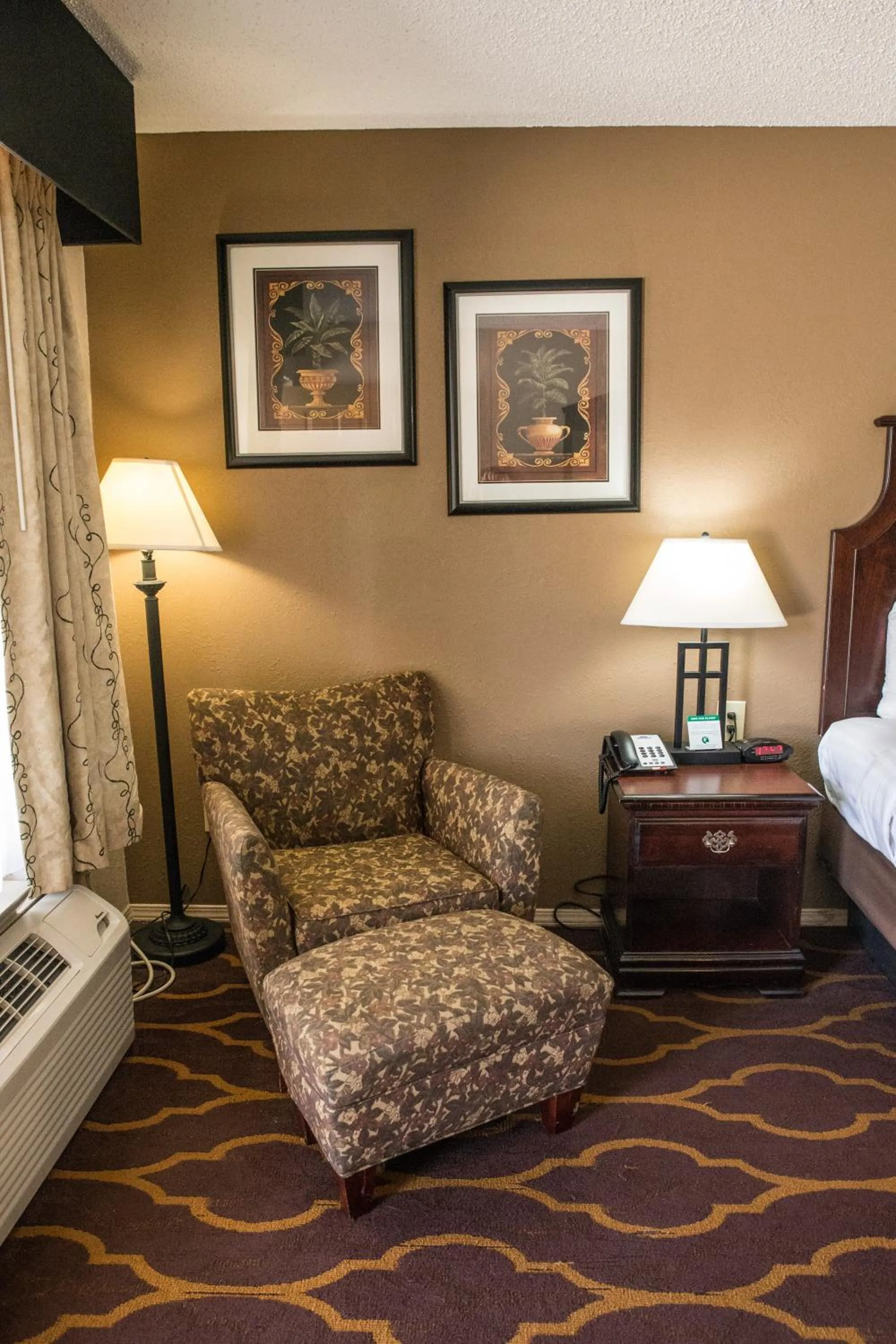Seating area, Bed in Mockingbird Inn & Suites