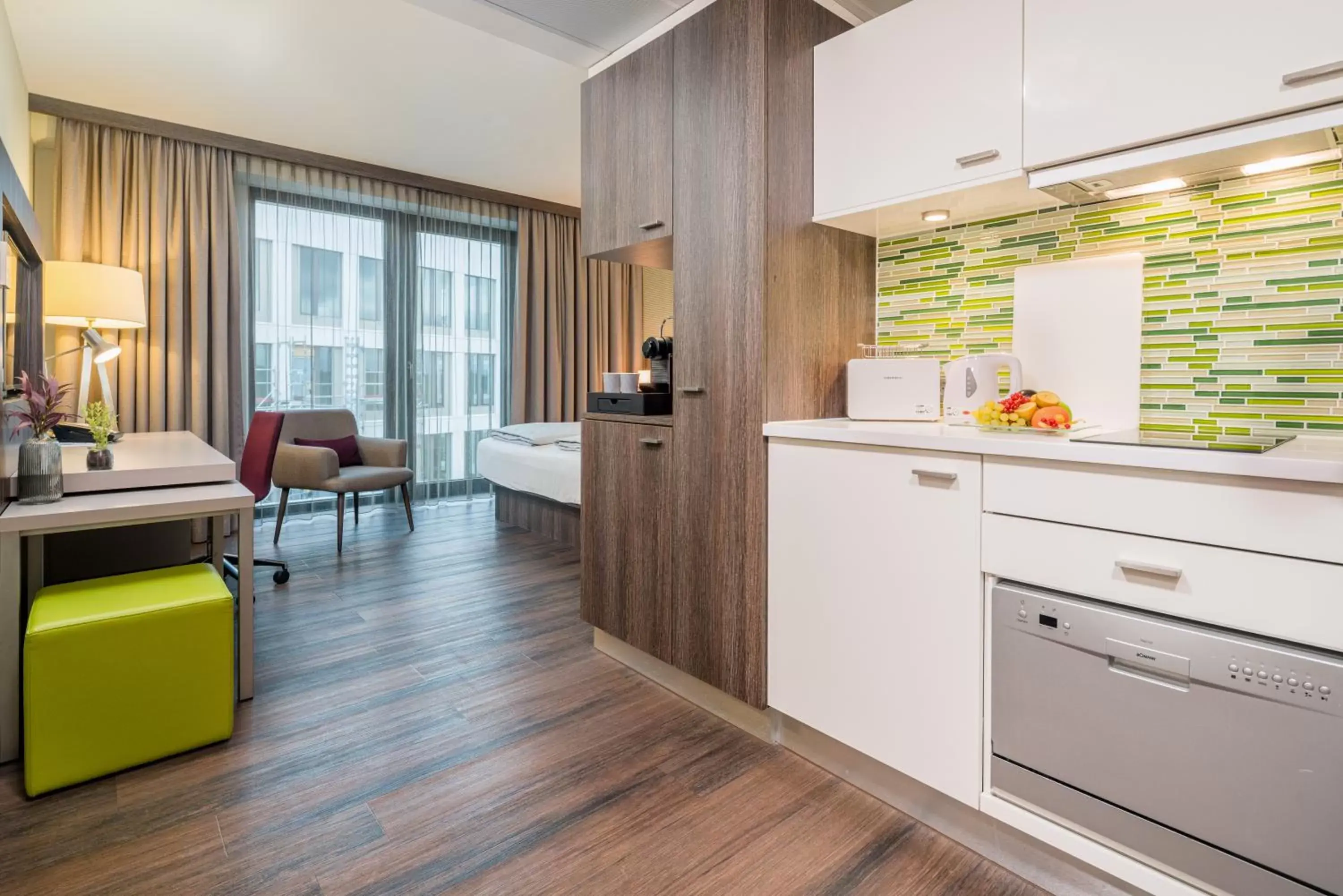 Living room, Kitchen/Kitchenette in Best Western Hotel Airport Frankfurt