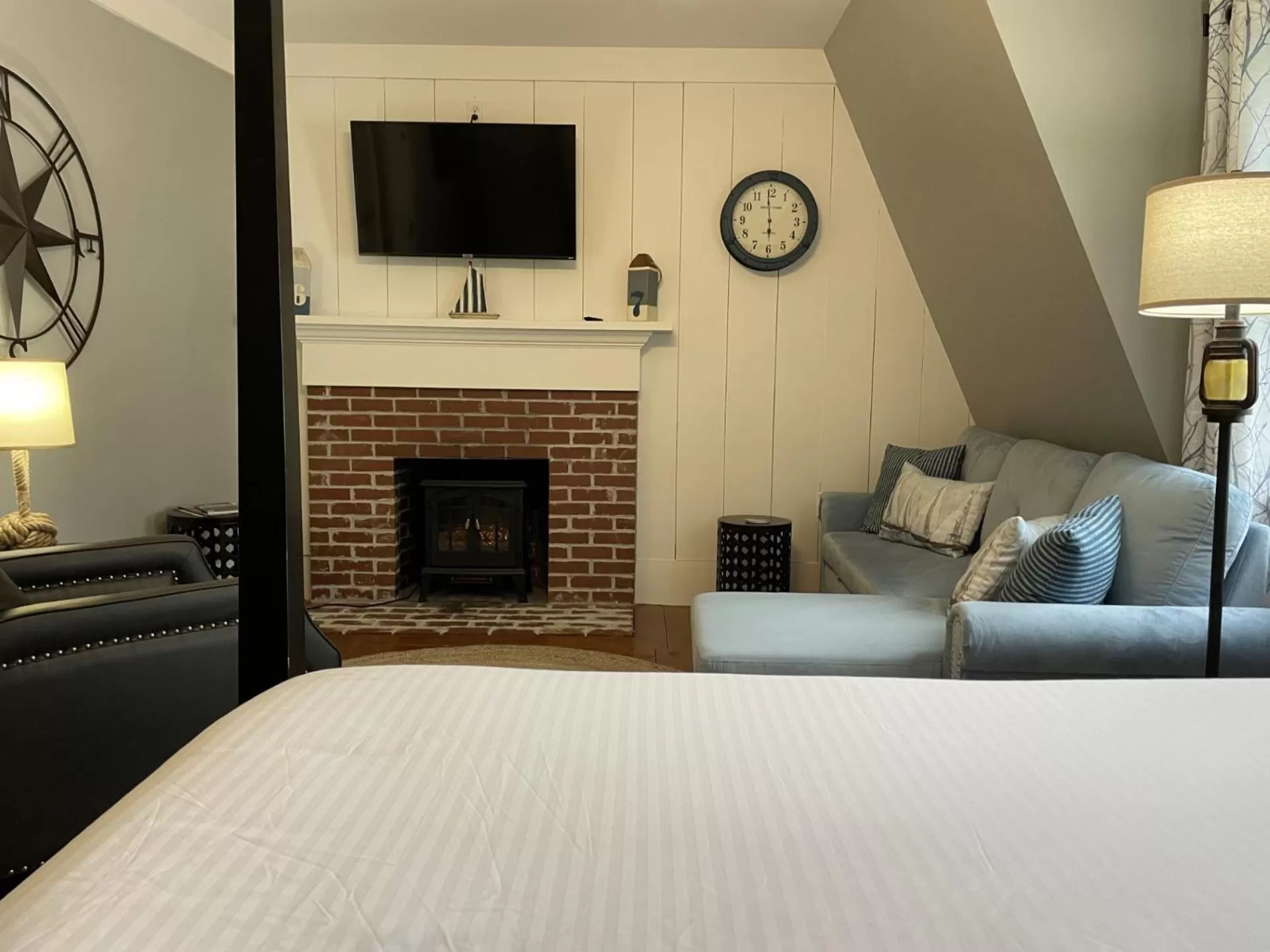 Communal lounge/ TV room, Bed in White Sails Inn