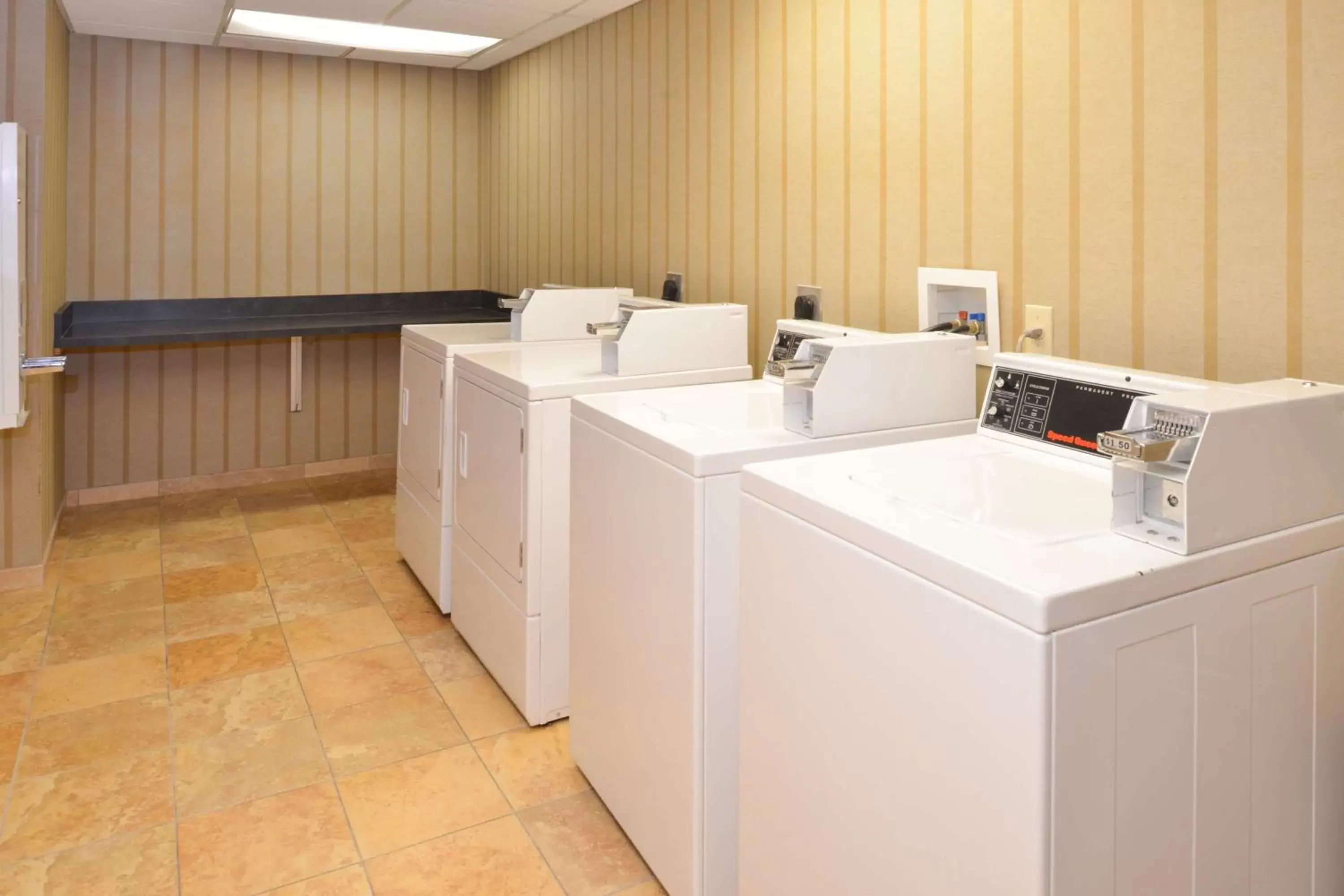 Property building, Bathroom in Hampton Inn & Suites Fruitland