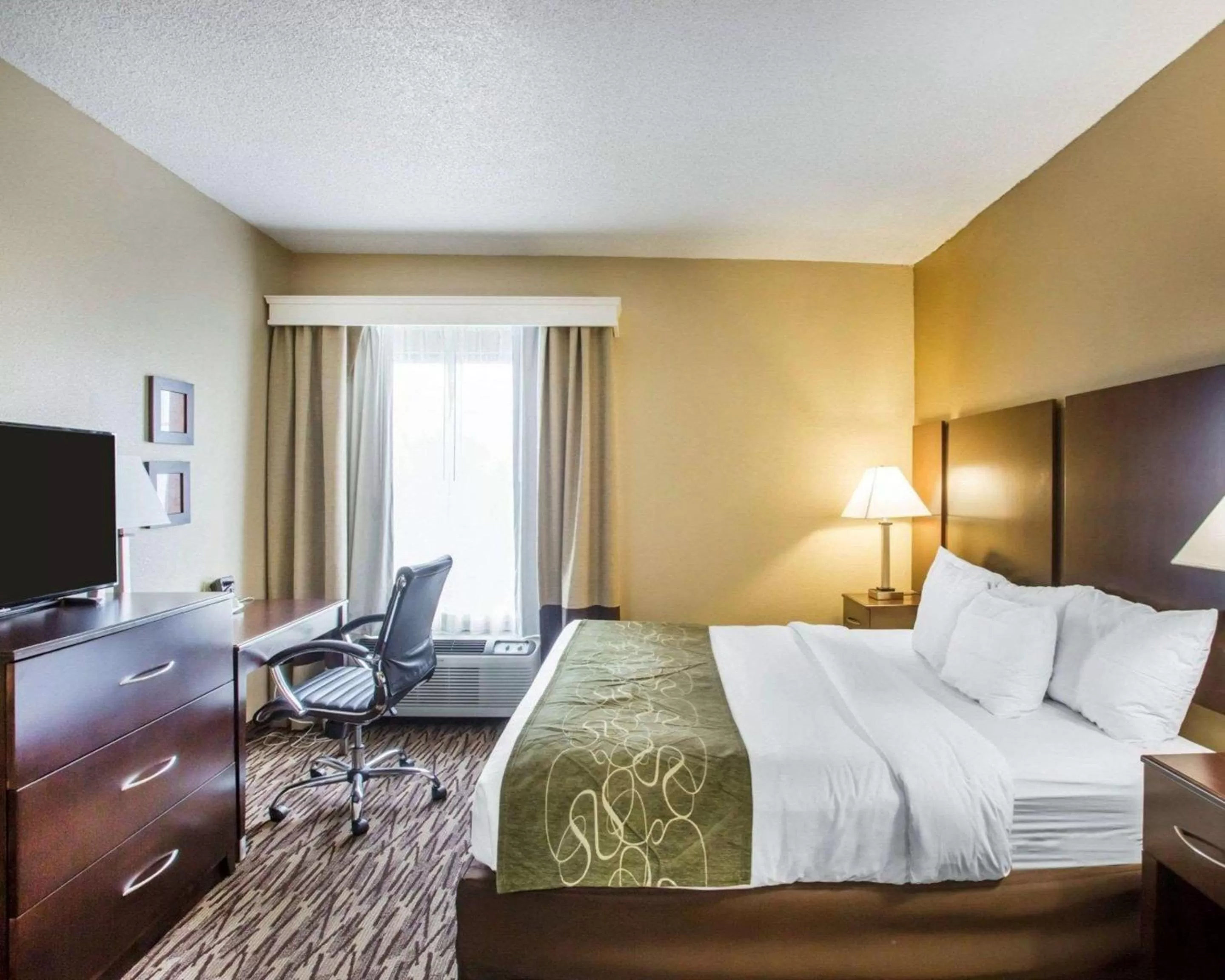 Photo of the whole room, Bed in Comfort Suites Lebanon