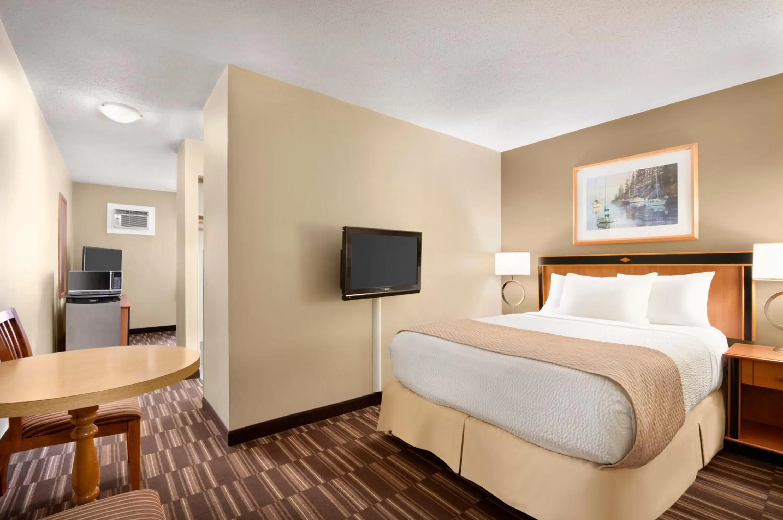 Bed, TV/Entertainment Center in Days Inn by Wyndham Nanaimo