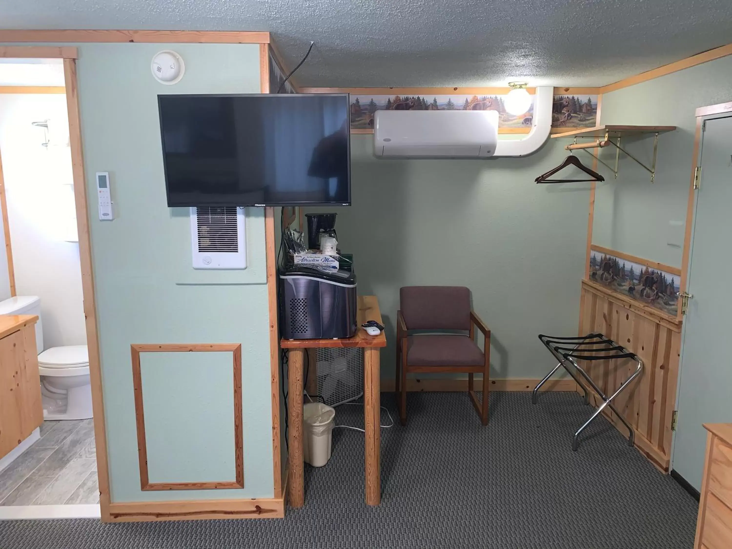 TV and multimedia, TV/Entertainment Center in Glacier Haven Inn
