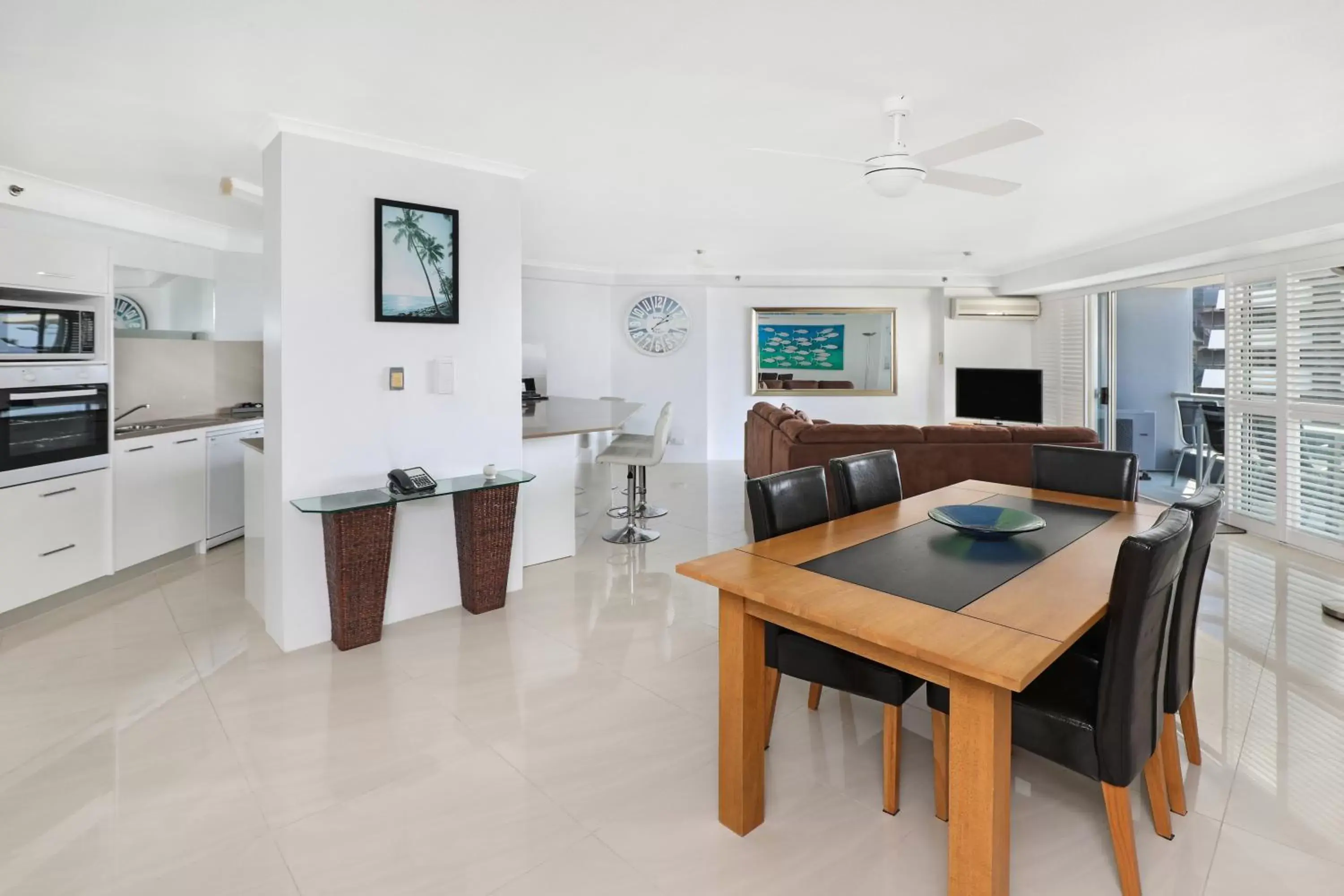 Kitchen or kitchenette, Dining Area in Points North Apartments