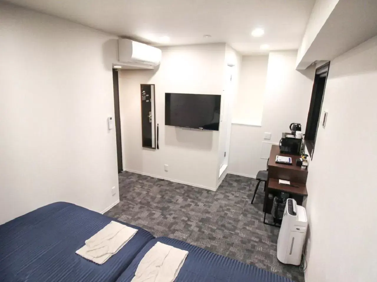 Bed, TV/Entertainment Center in HOTEL LiVEMAX Nagoya Kanayama