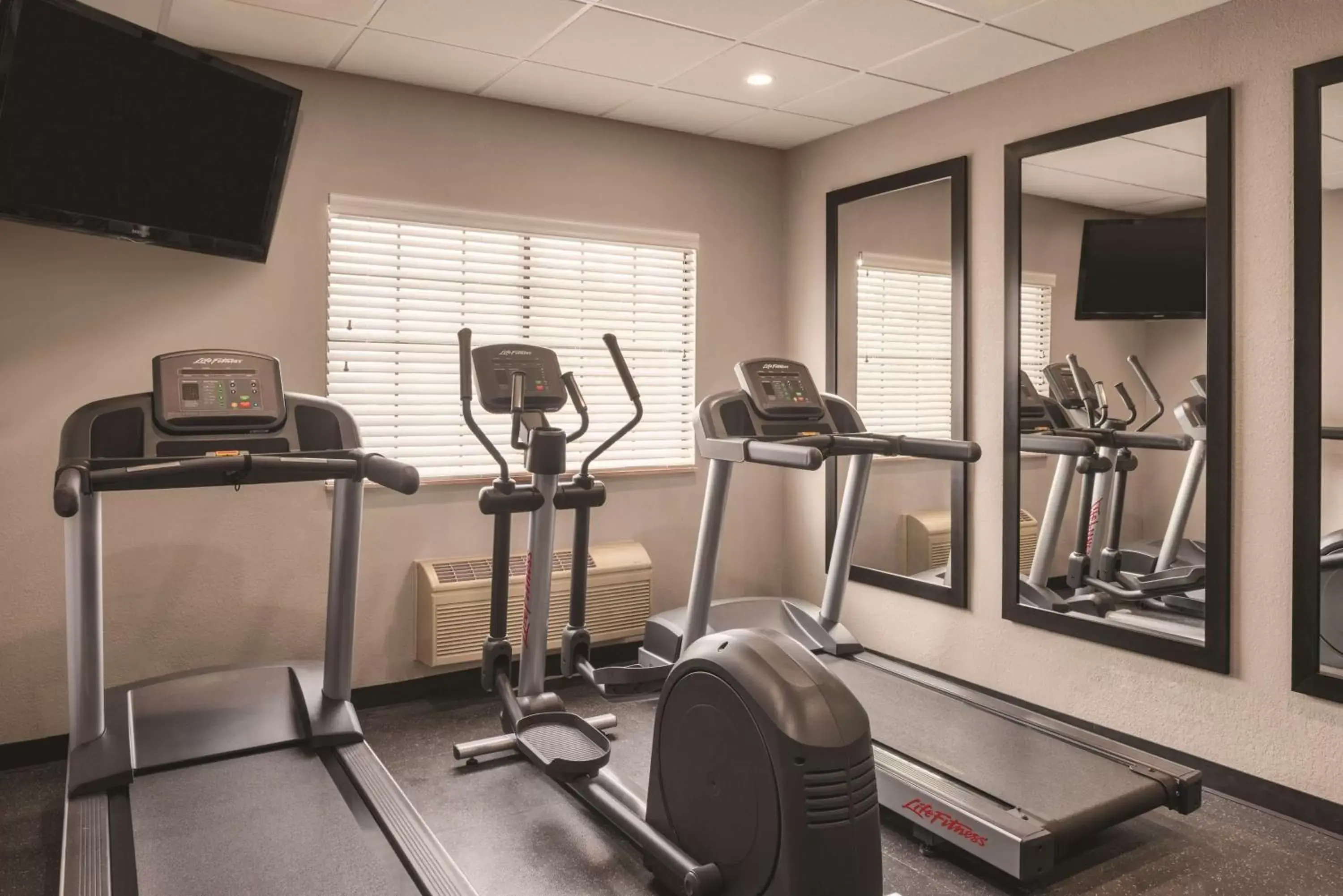 Activities, Fitness Center/Facilities in Country Inn & Suites by Radisson, Chicago-Hoffman