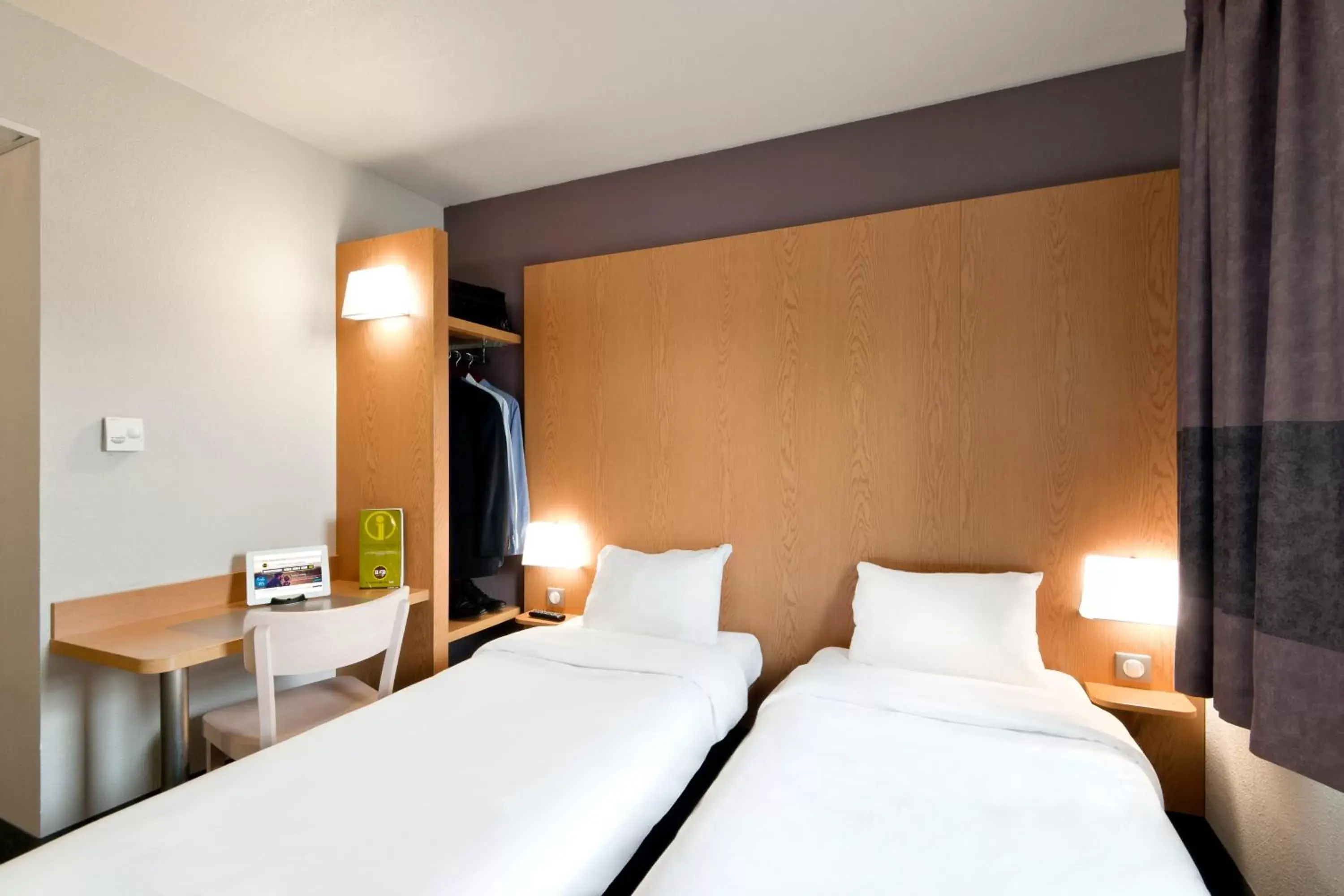 Bedroom, Bed in B&B HOTEL Lyon Sud États-Unis