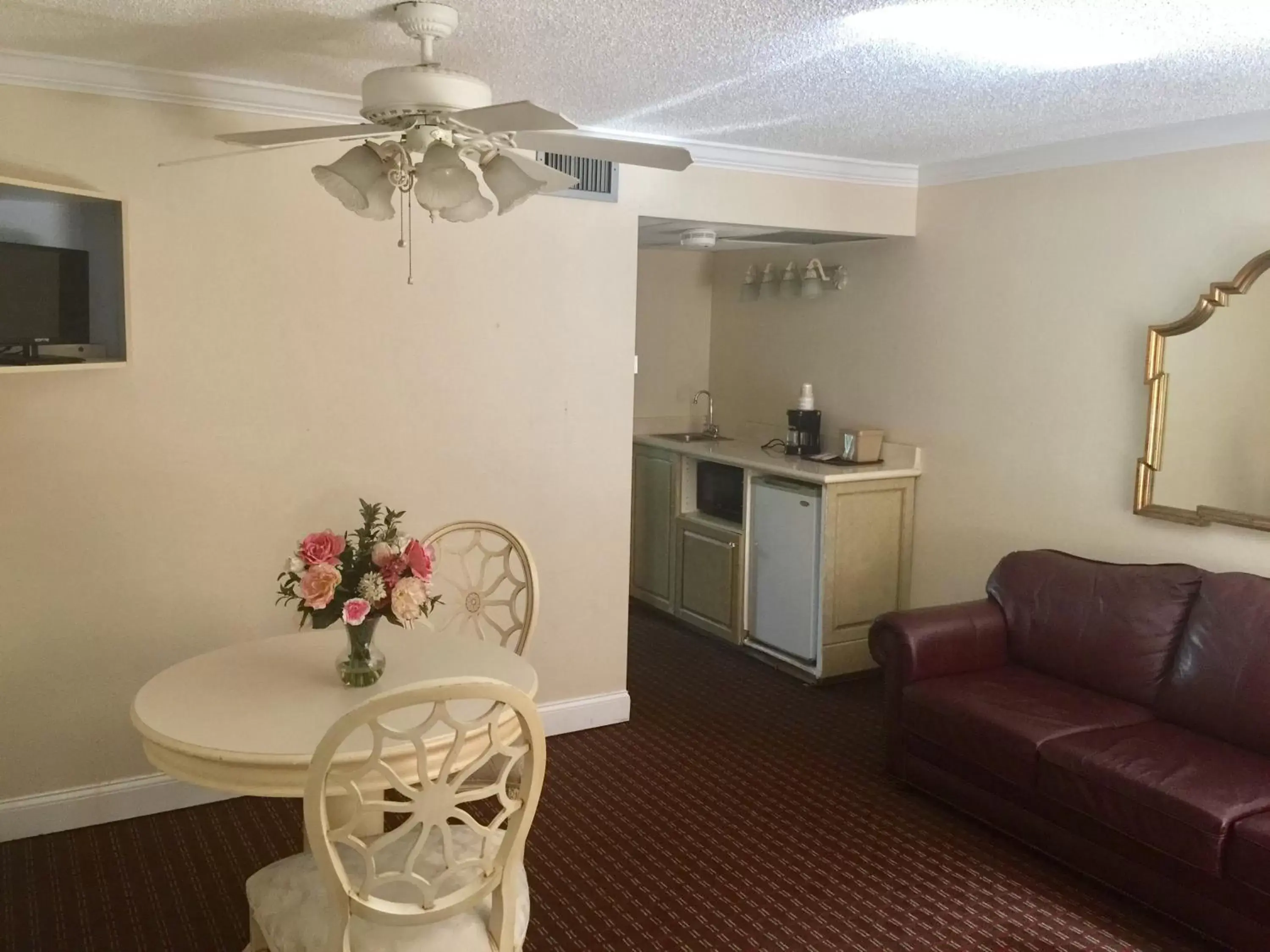 Living room, Kitchen/Kitchenette in Grand Palms Spa & Golf Resort