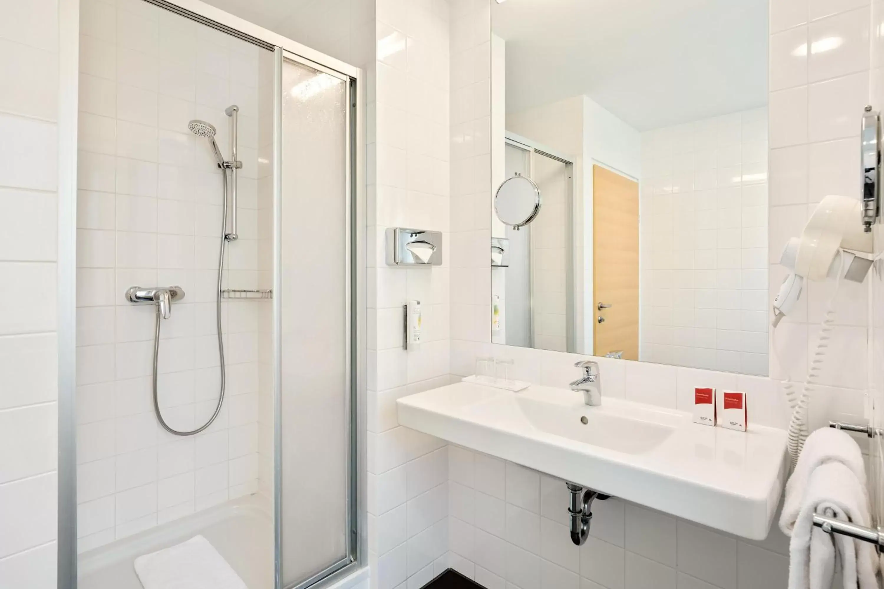 Shower, Bathroom in Austria Trend Hotel beim Theresianum Wien