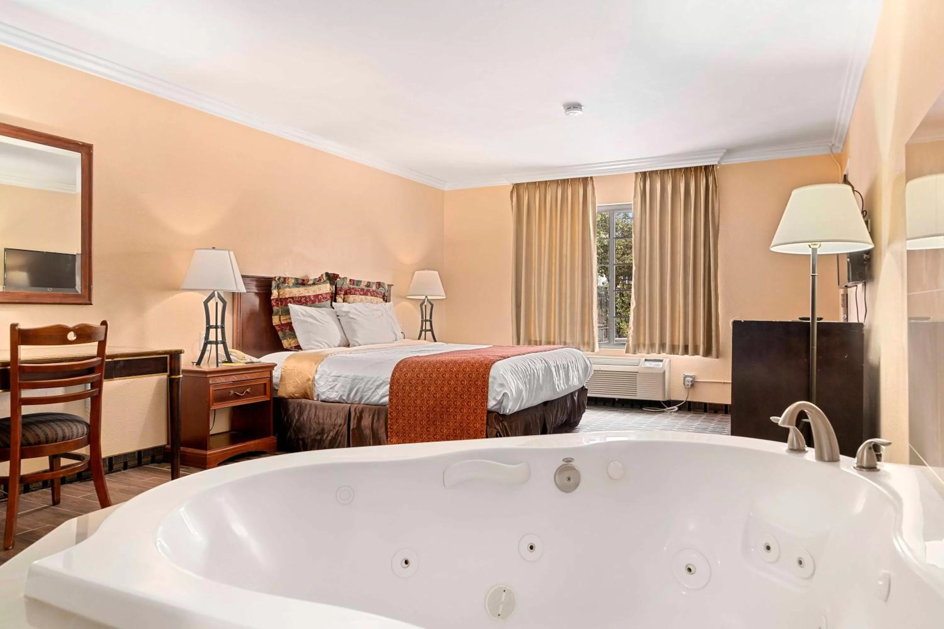 King Room with Spa Bath in The Lemon Tree Hotel